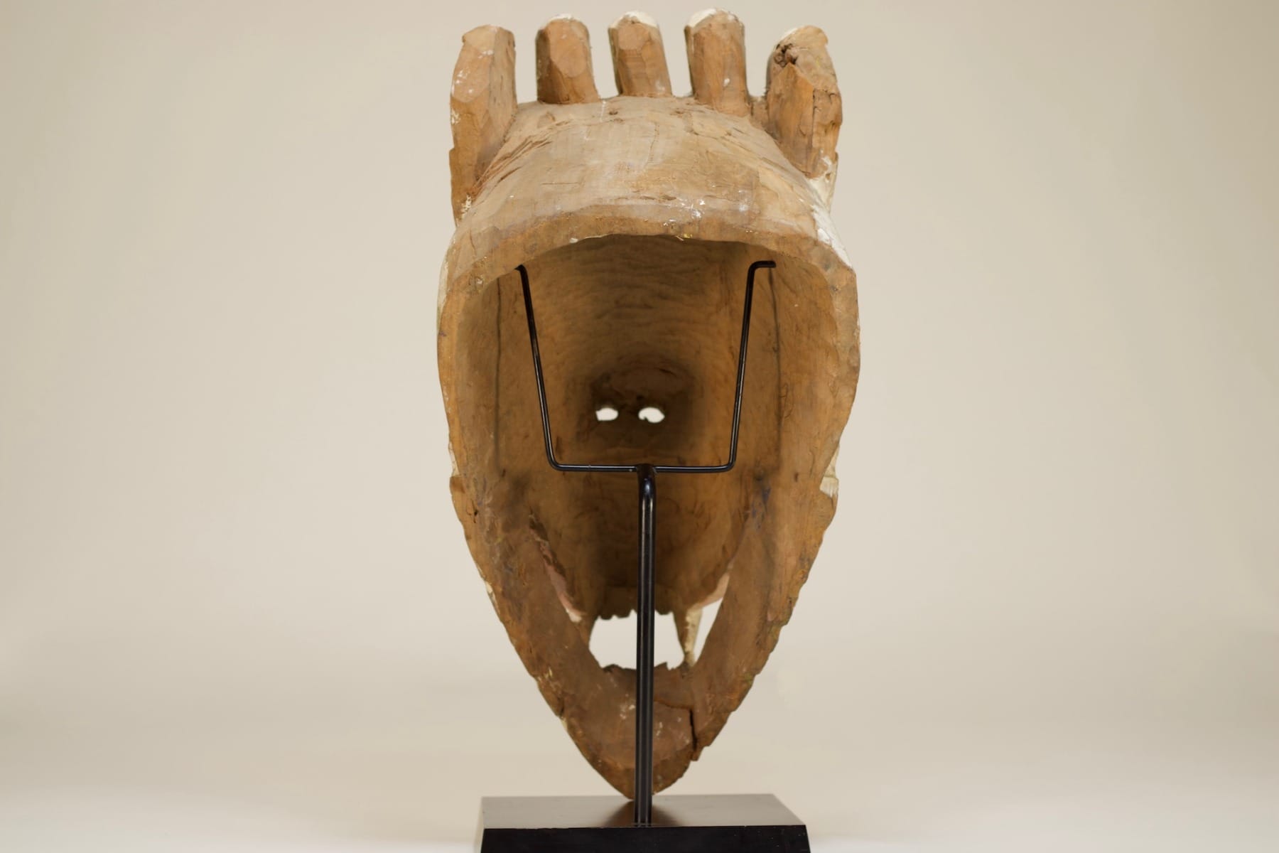 Masque tibétain cham ancien en bois de Claude de Marteau vu de dos