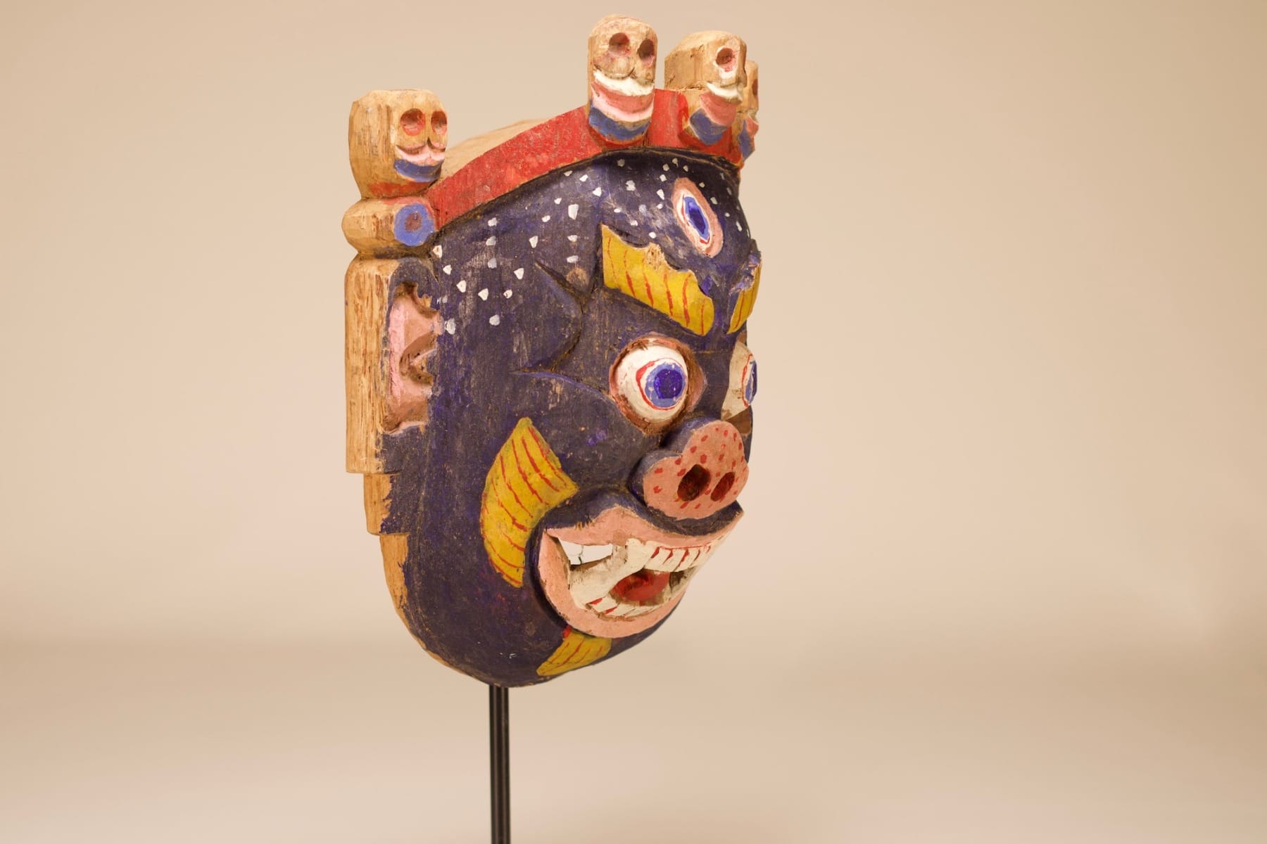 Masque tibétain cham bleu, ancien en bois, de Claude de Marteau