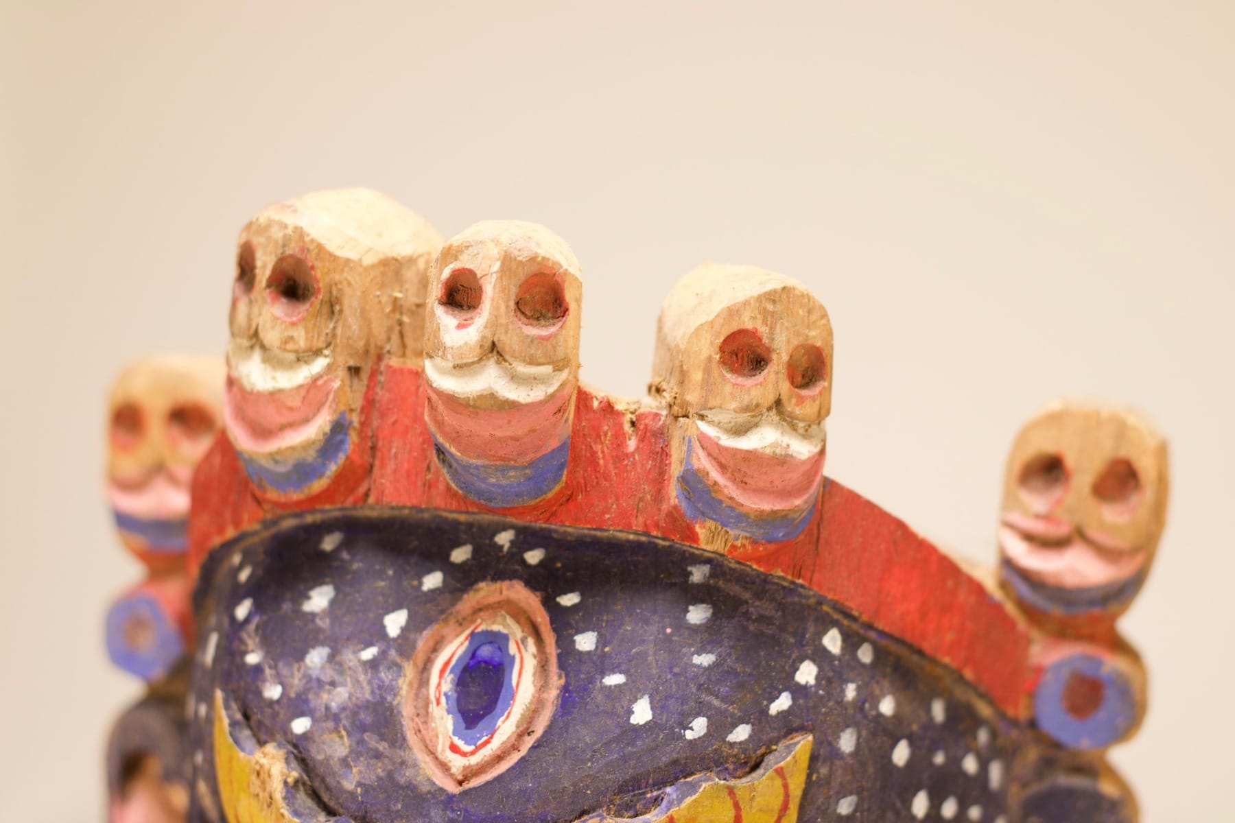 Tête de citipati d'un masque tibétain cham ancien en bois de Claude de Marteau