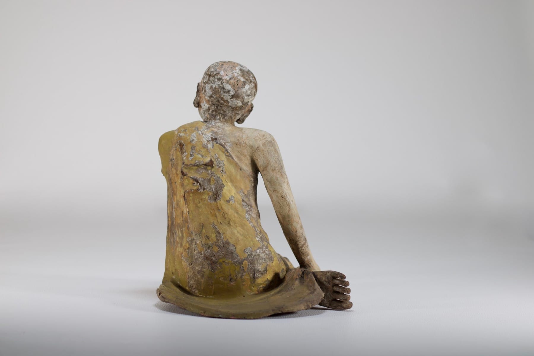 Sculpture ancienne d'un moine briman de la période Mandalay vue de dos