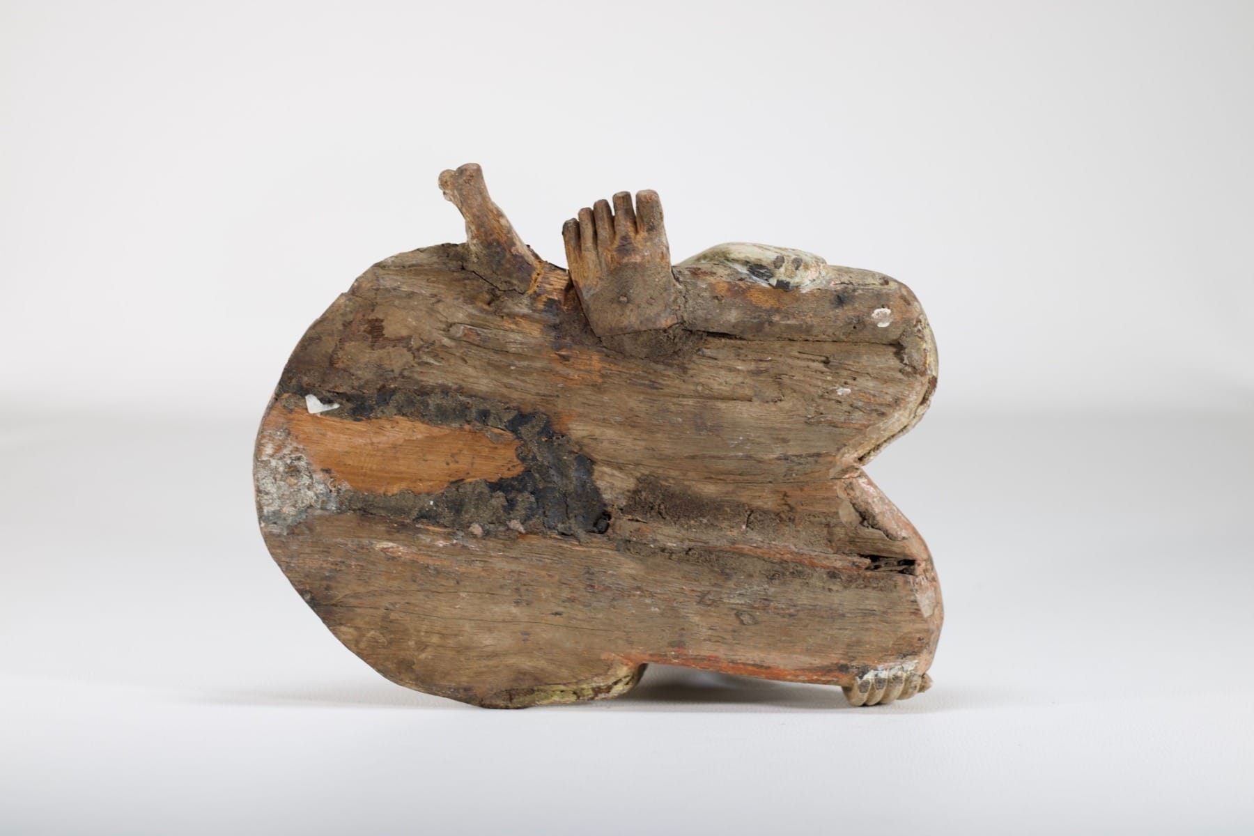 Dessous d'une sculpture antique birmane en bois de la collection Claude de Marteau