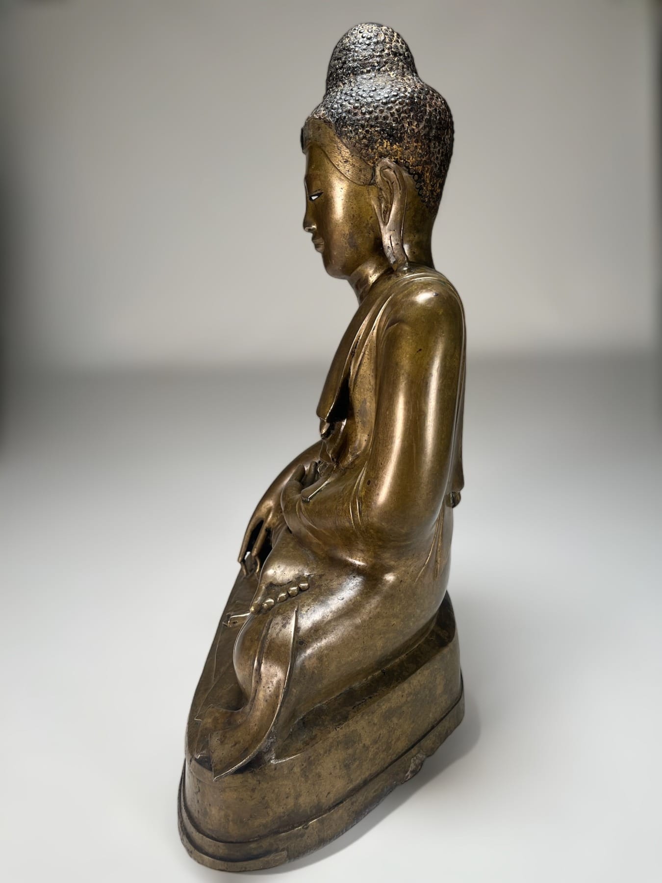 Bouddha birman en bronze vu de profil de la collection Claude de Marteau