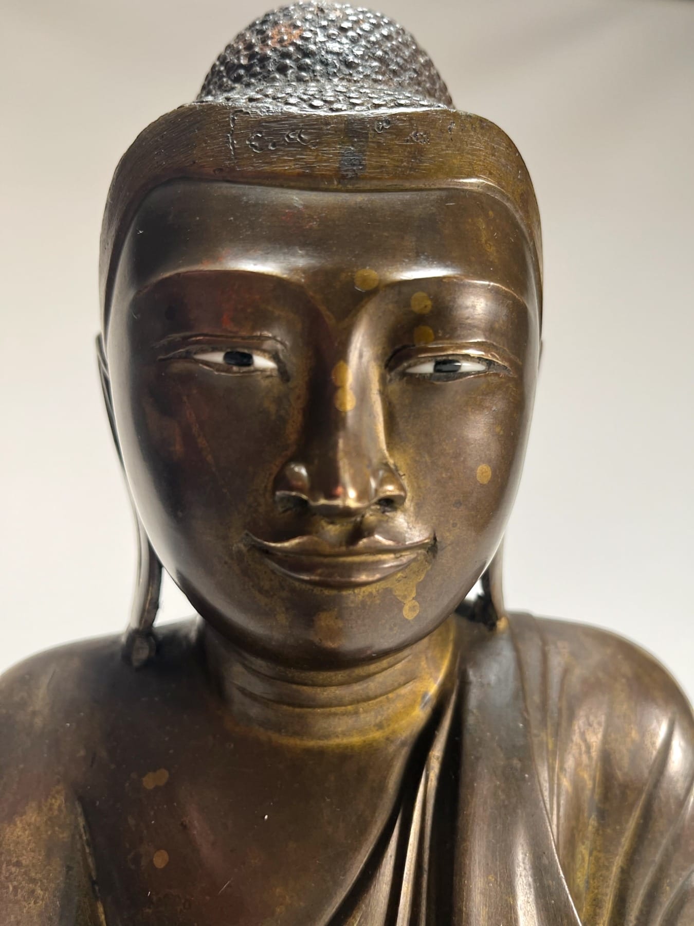 Visage du Bouddha en bronze du 19ème siècle avec ses yeux en coquillage
