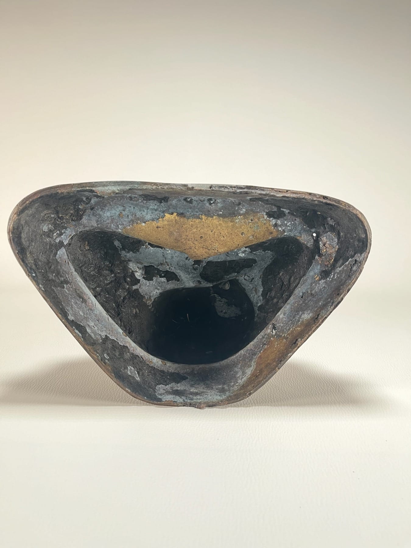 L'intérieur d'une ancienne sculpture en bronze de Birmanie Myanmar