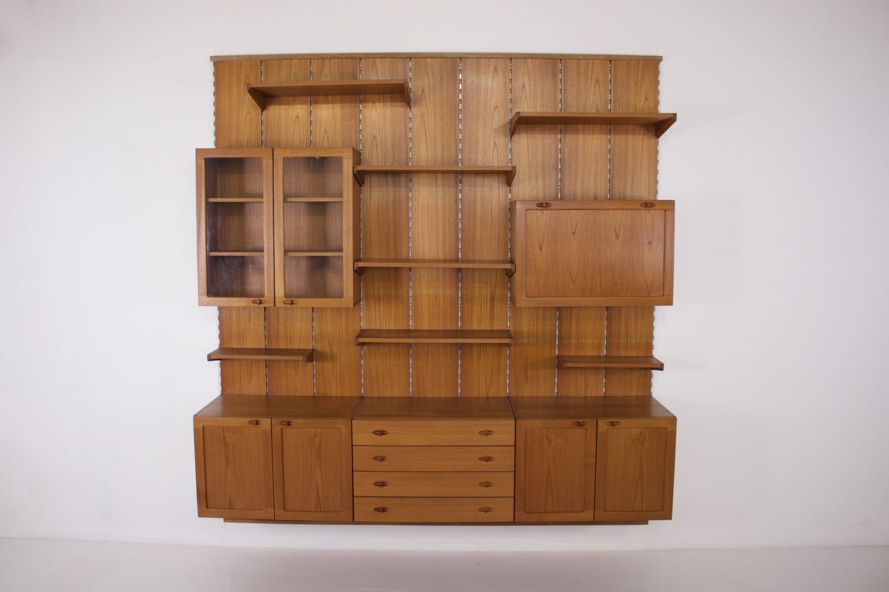 une étagère murale modulable de Kai Kristiansen en teck vide vue de face