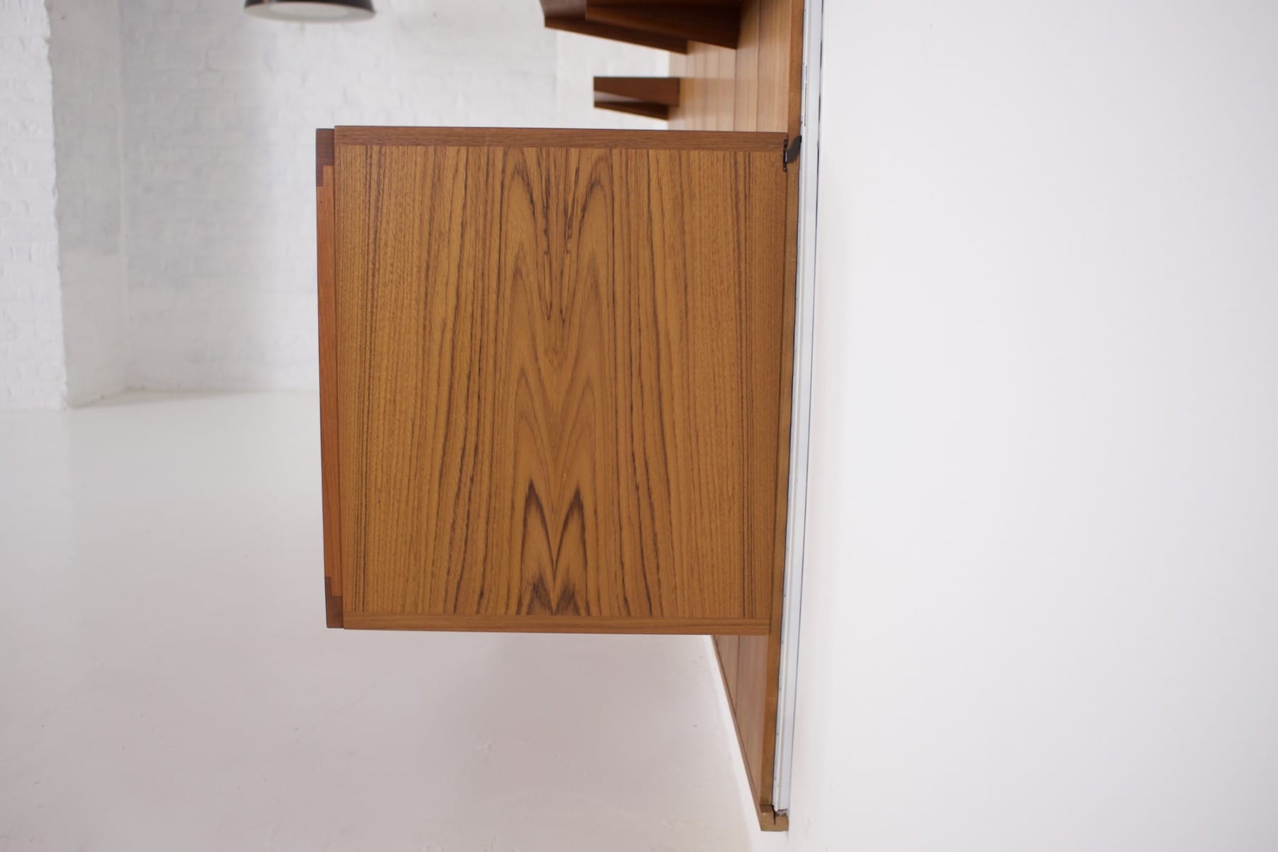 Un profil d'un caisson d'étagère danoise