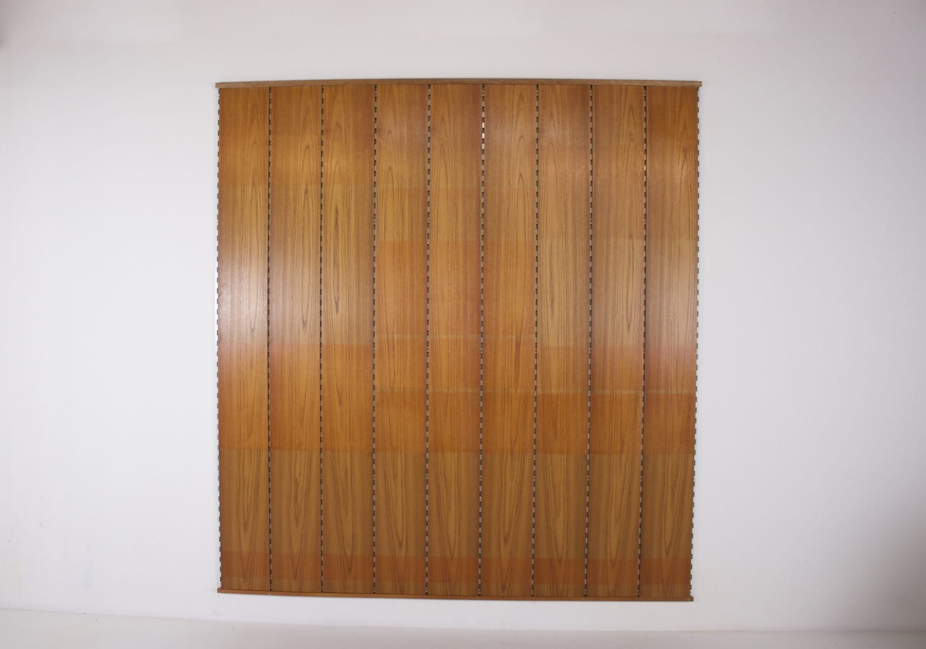 Panneaux de teck servant de fond à une étagère murale modulable danoise de Kai Kristiansen