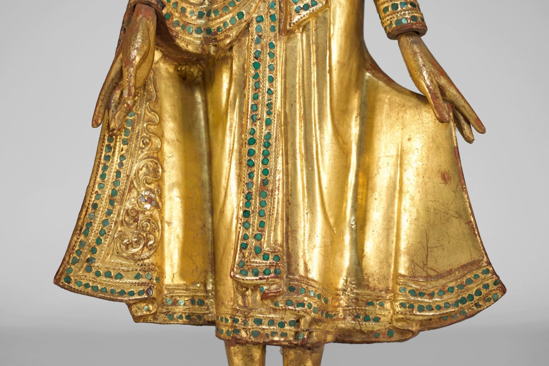Détail de la robe monastique du bouddha birman debout