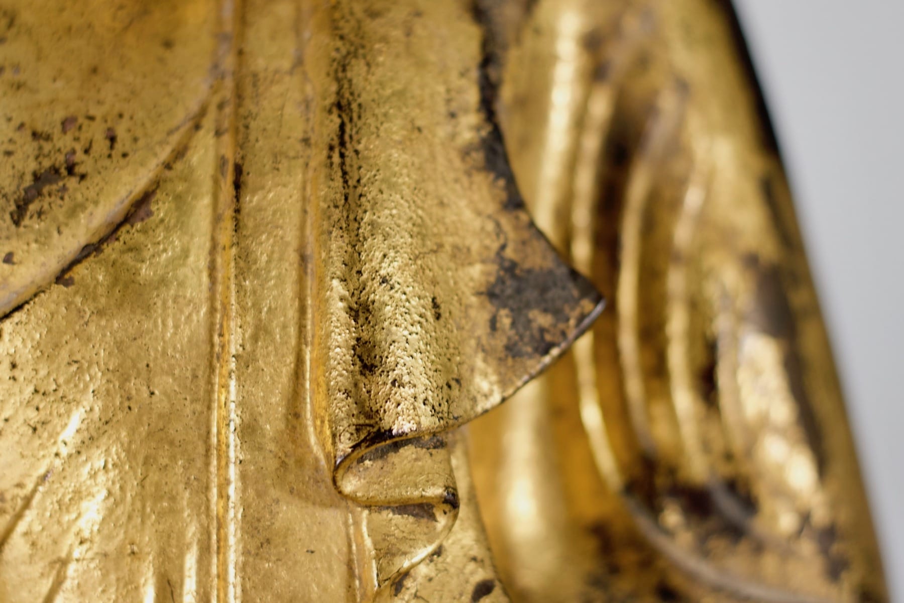 Détail de la robe monastique en bronze doré