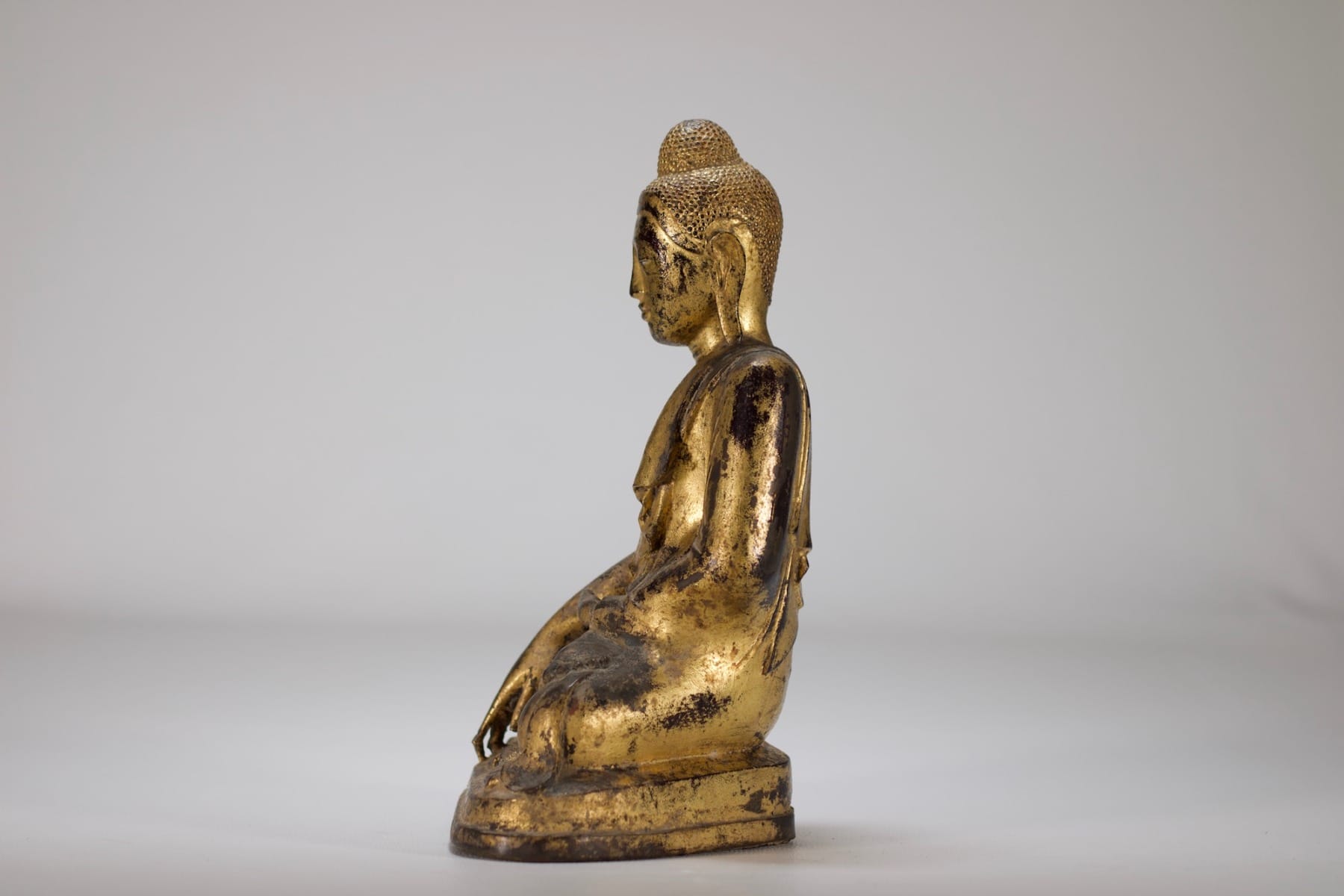 Sculpture ancienne dorée en bronze d'un bouddha birman de Claude de Marteau de profil