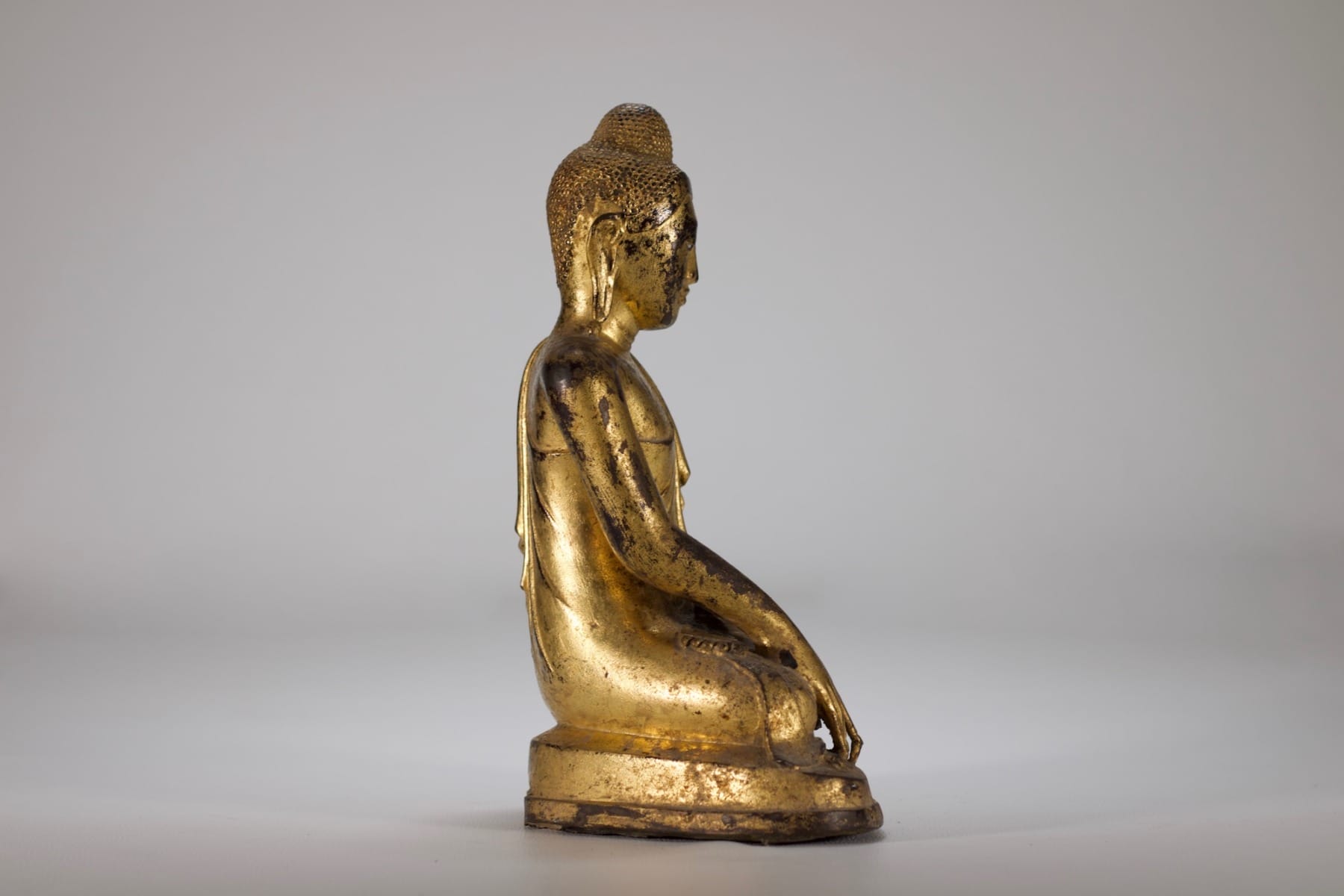 Sculpture ancienne dorée en bronze d'un bouddha birman de Claude de Marteau vue de gauche