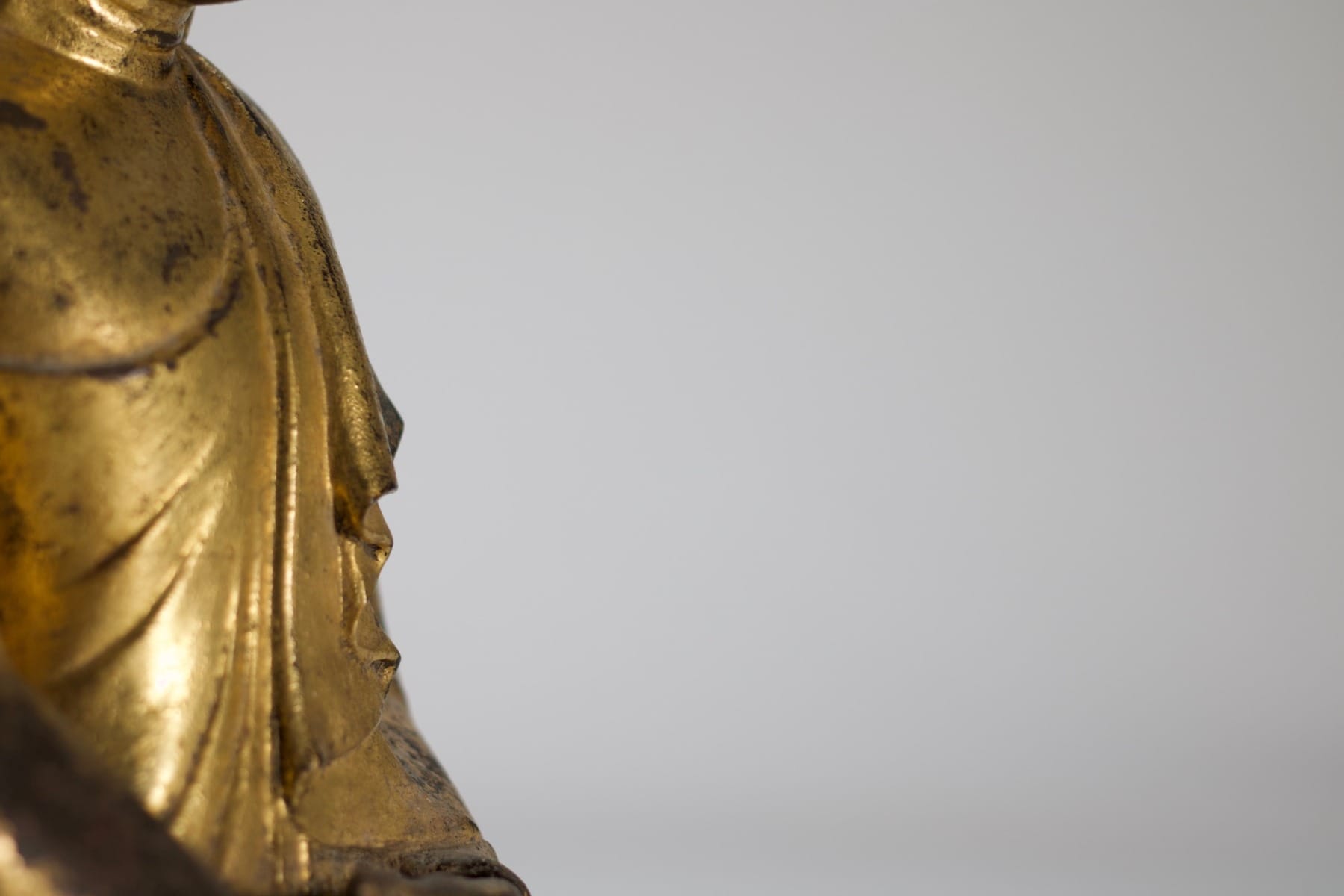 Détail de drapé de la robe monastique de Bouddha