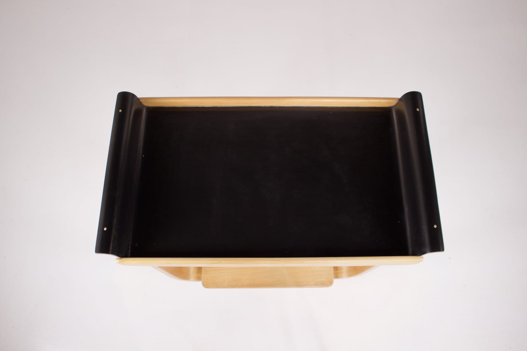 Le plateau supérieur de la desserte Pastoe laqué en noir