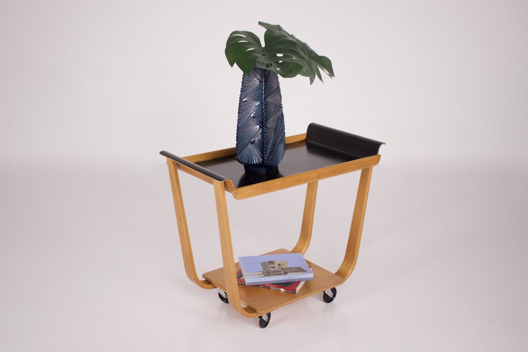 Une desserte modenrite de Cees Braakman "Berken Serie" avec des revues etun vase