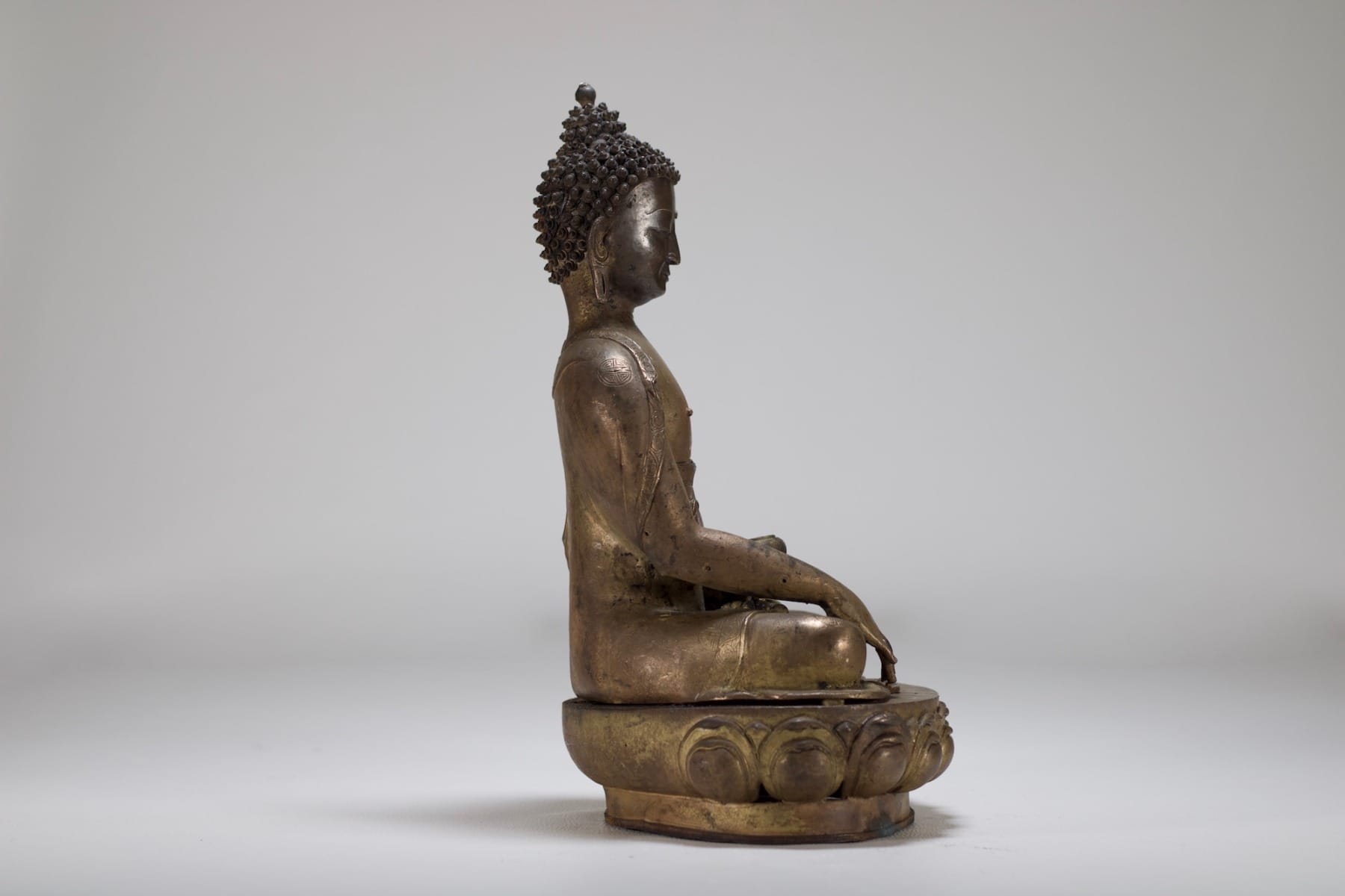 bouddah ancien en bronze Shakyamuni du Tibet vu de profil droit Collection de Marteau