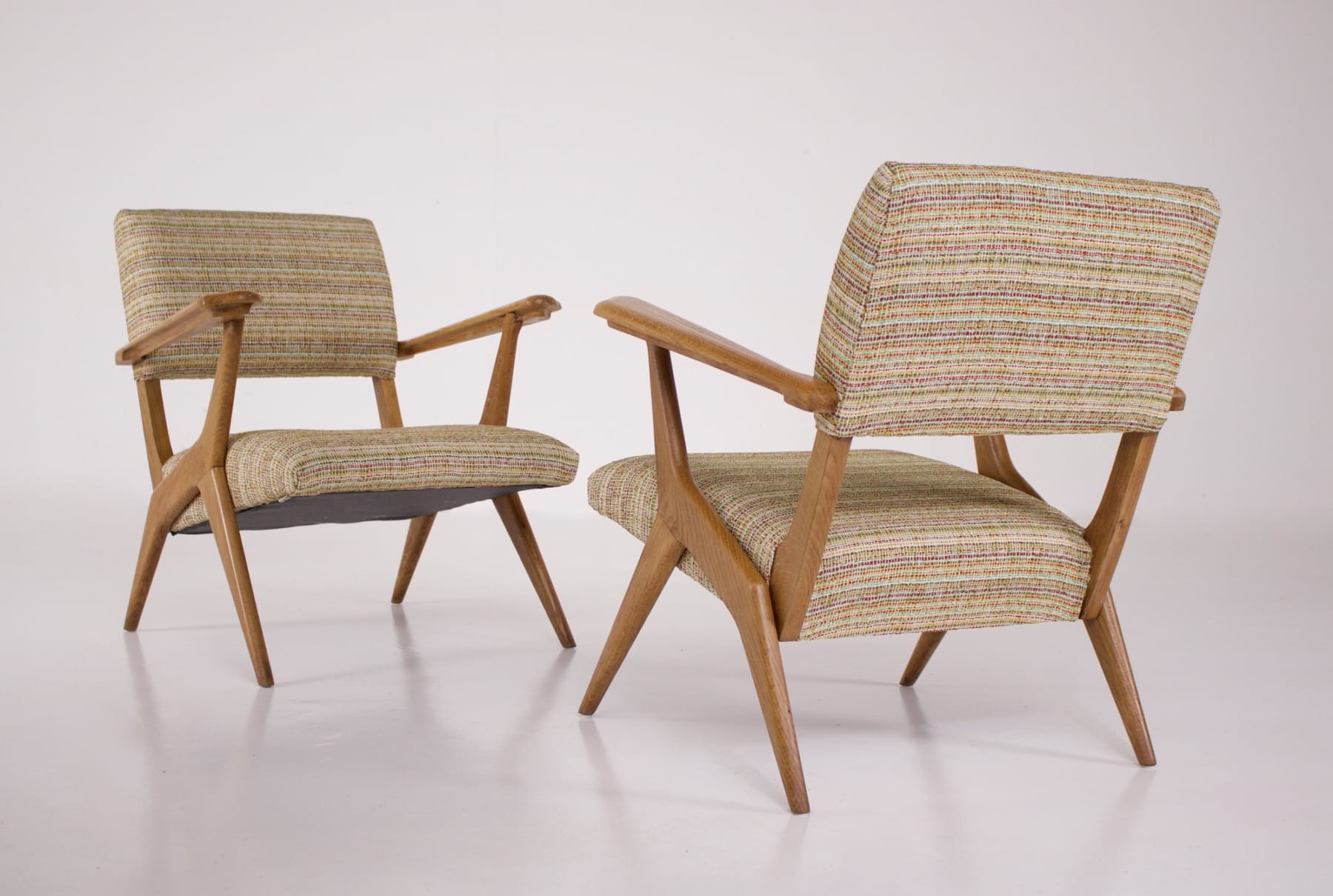 Les deux fauteuils modernistes en biais