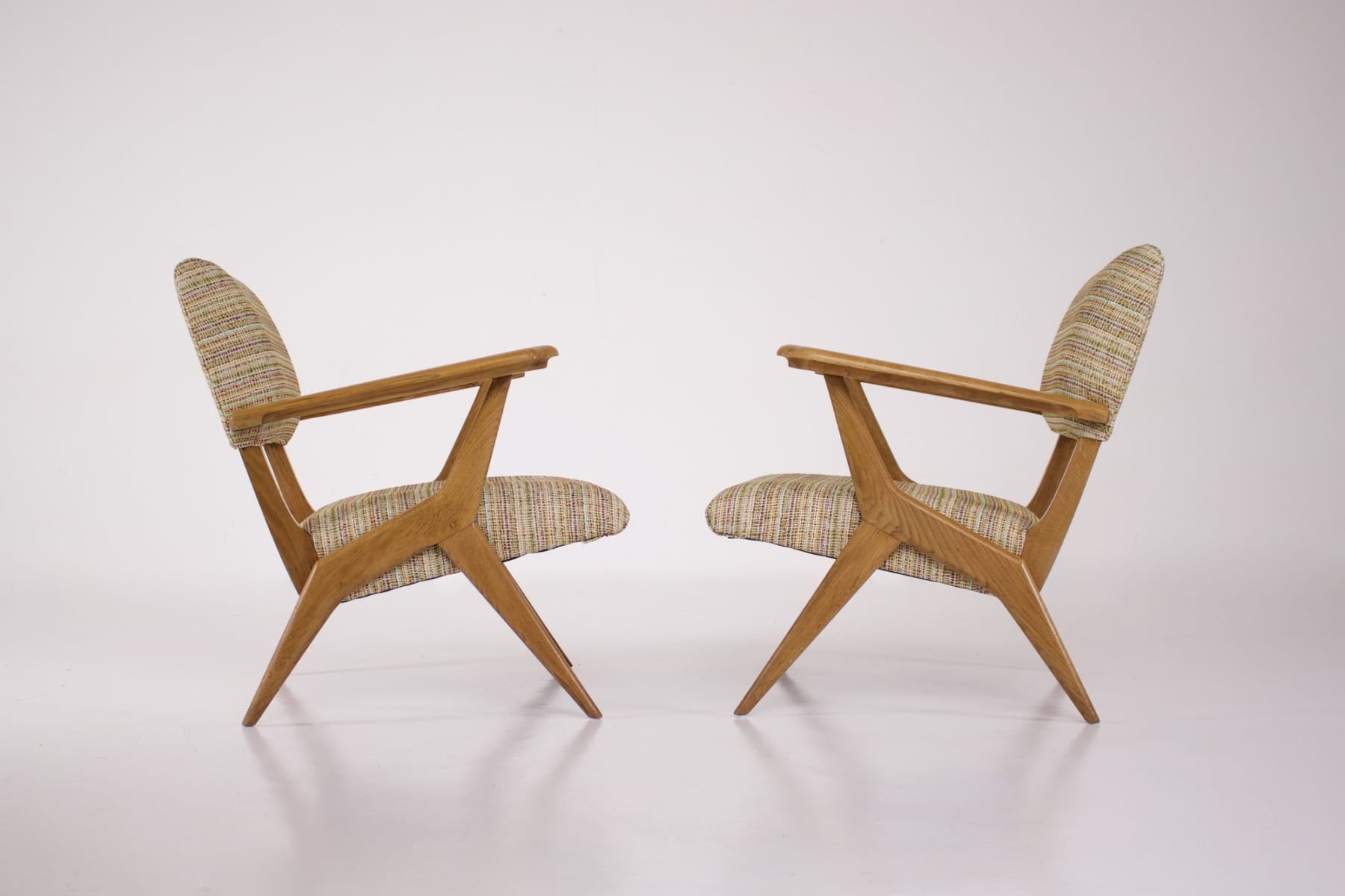 Les deux fauteuils modernistes face à face