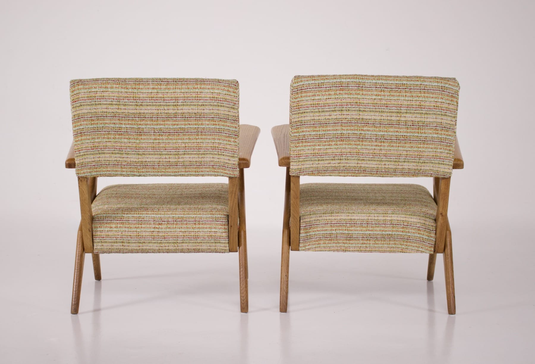 Les deux fauteuils modernistes de dos