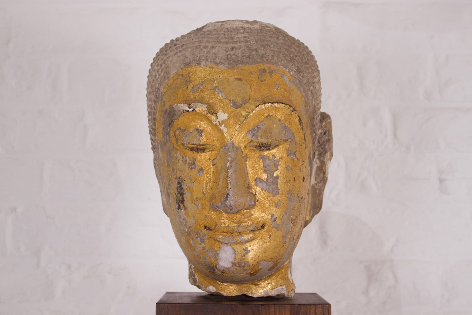 Grande tête antique de Bouddha
