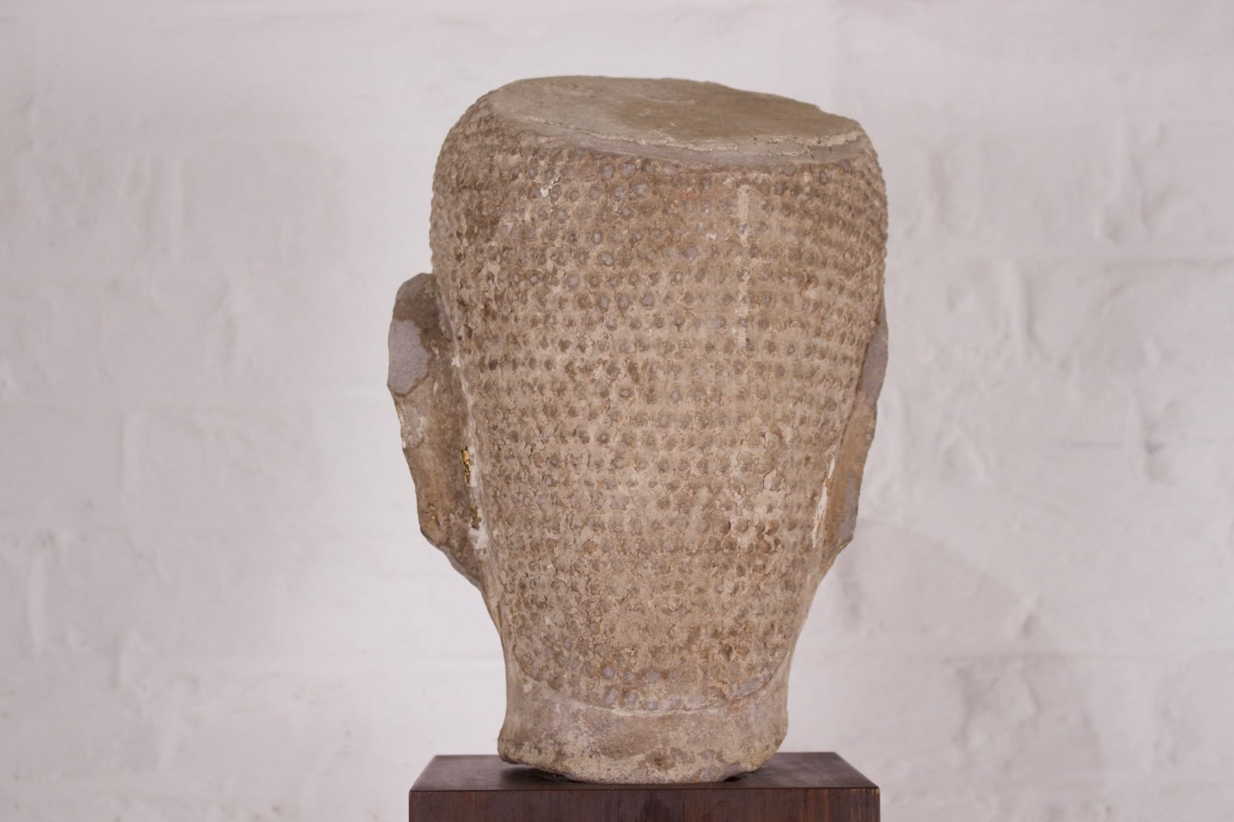 L'arrière de la tête en pierre.