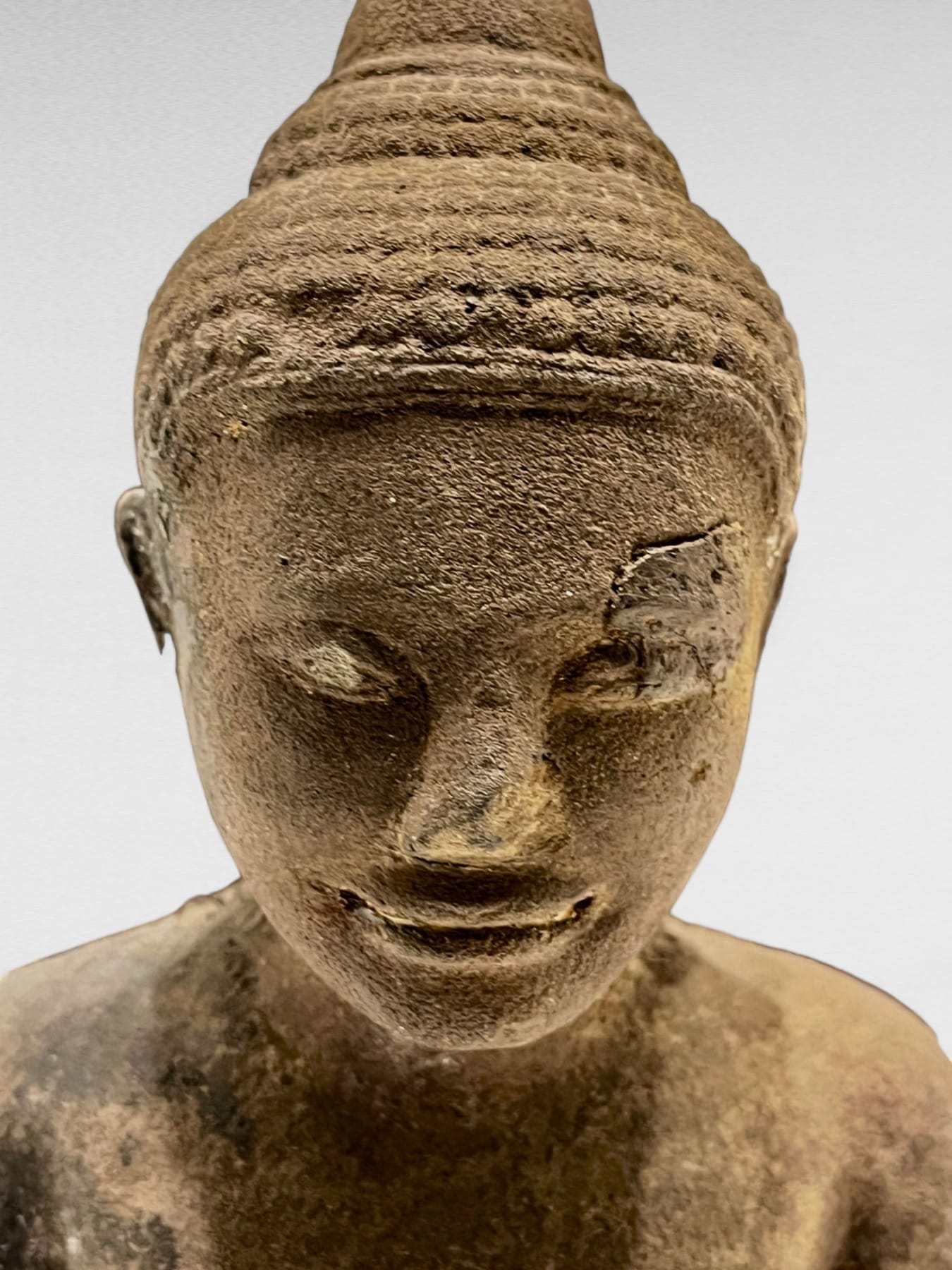 Gros plan du visage du bouddha ancien