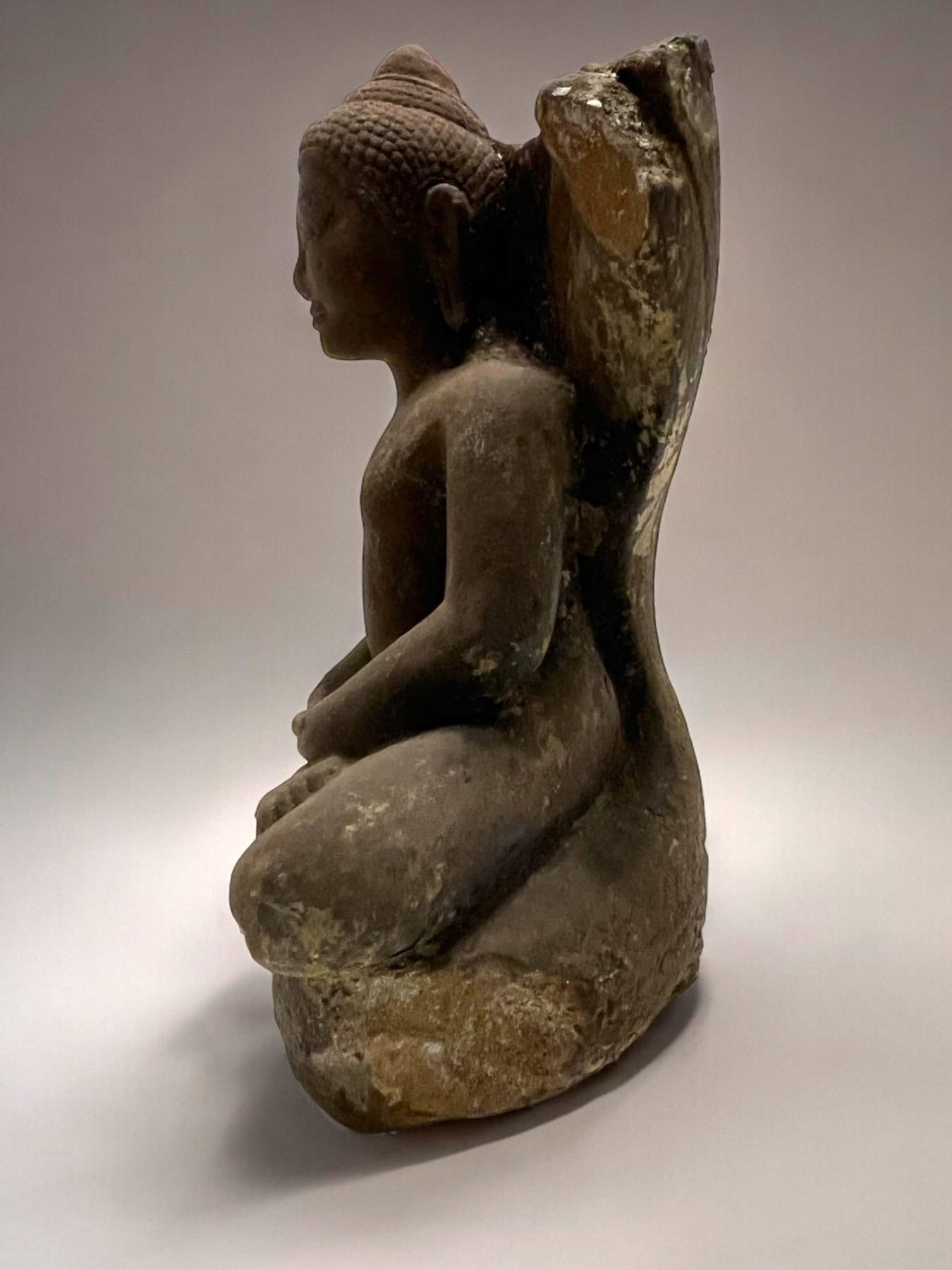 Vue latérale du bouddha ancien en pierre