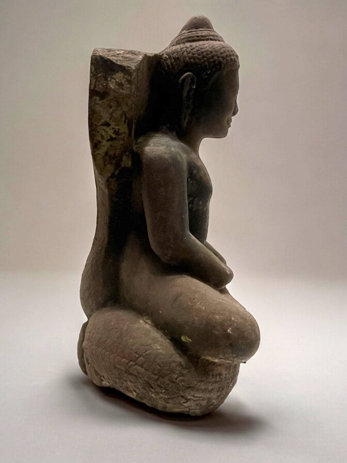 Vu de profil du bouddha khmer antique en pierre