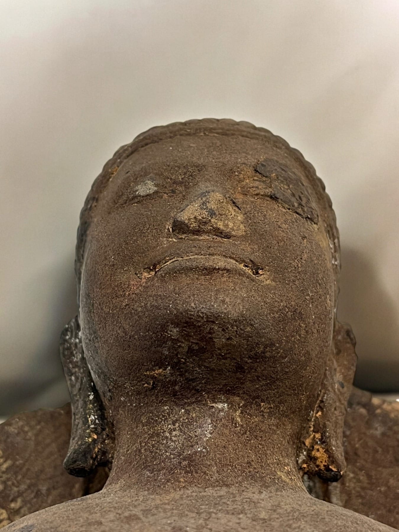 Détails du visage du bouddha en grès