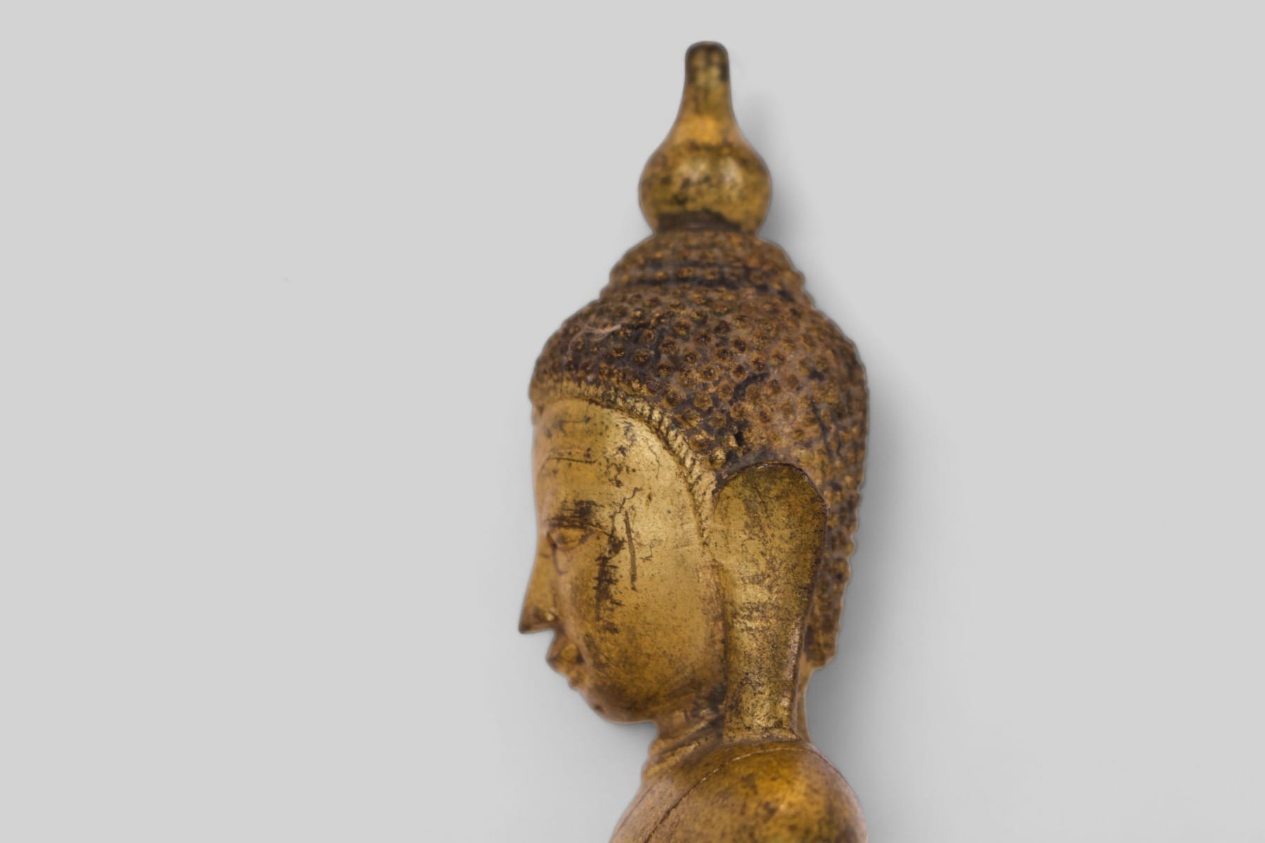 Profil du visage du bouddha en bronze doré