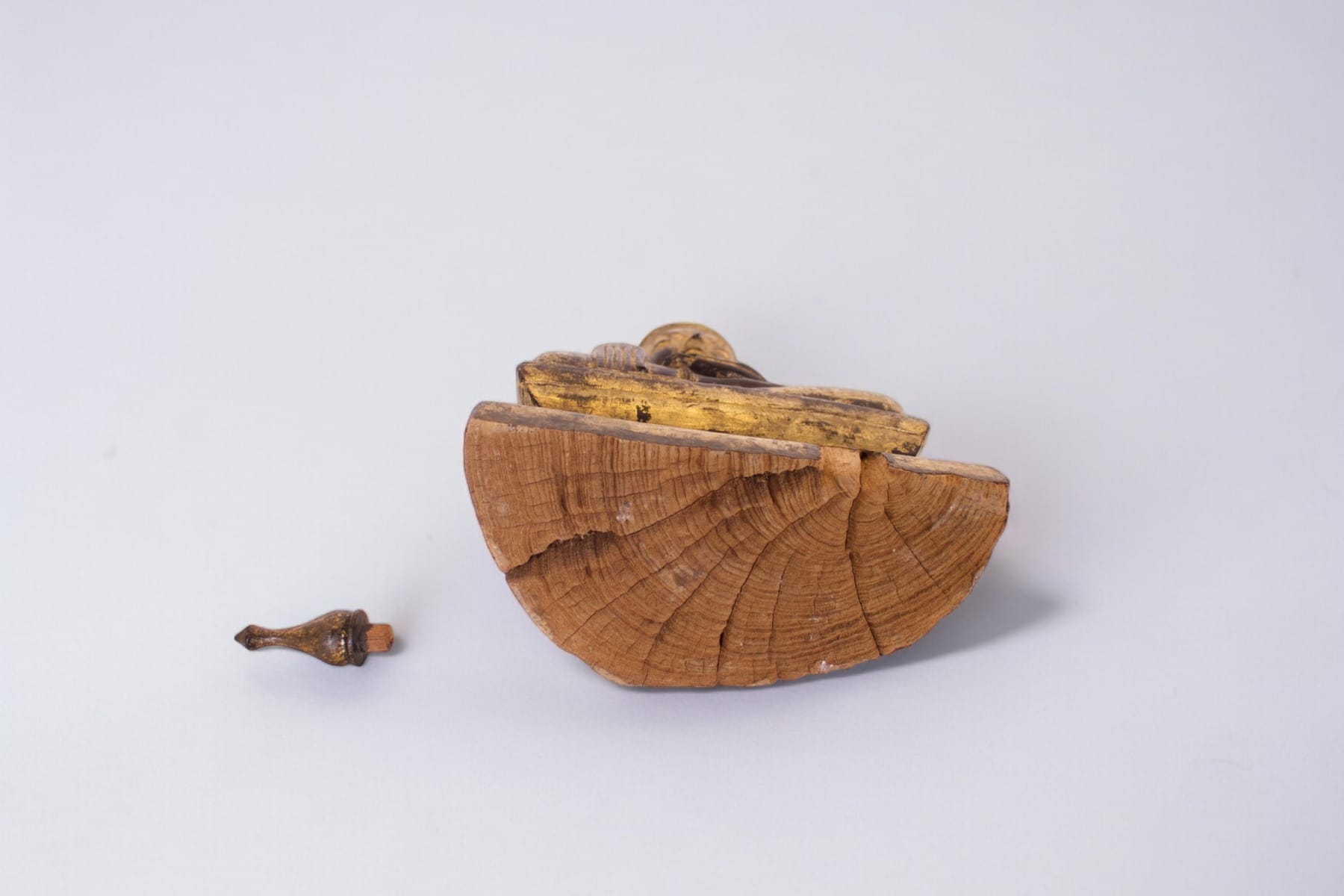 Le dessous de la sculpture ancienne en bois du Bouddha