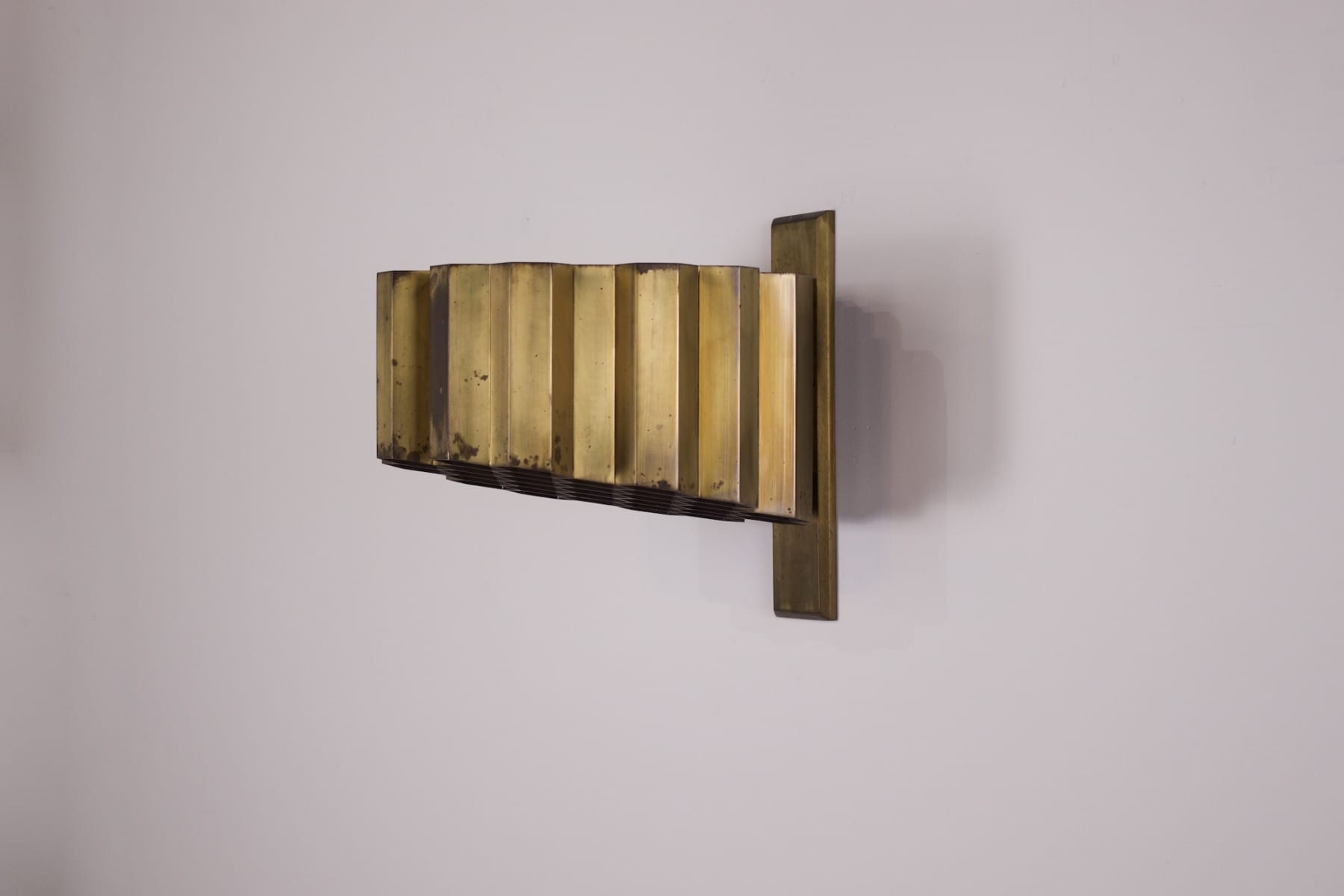 Une applique nid d'abeille en laiton massif de Jules Wabbes éteinte