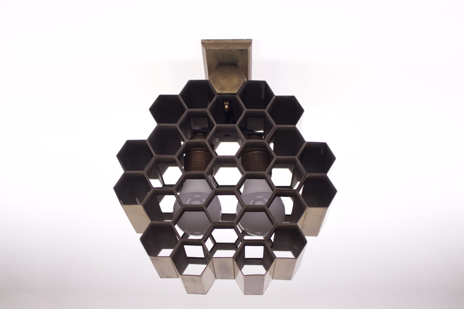 Une applique nid d'abeille en laiton massif de Jules Wabbes vu au dessus