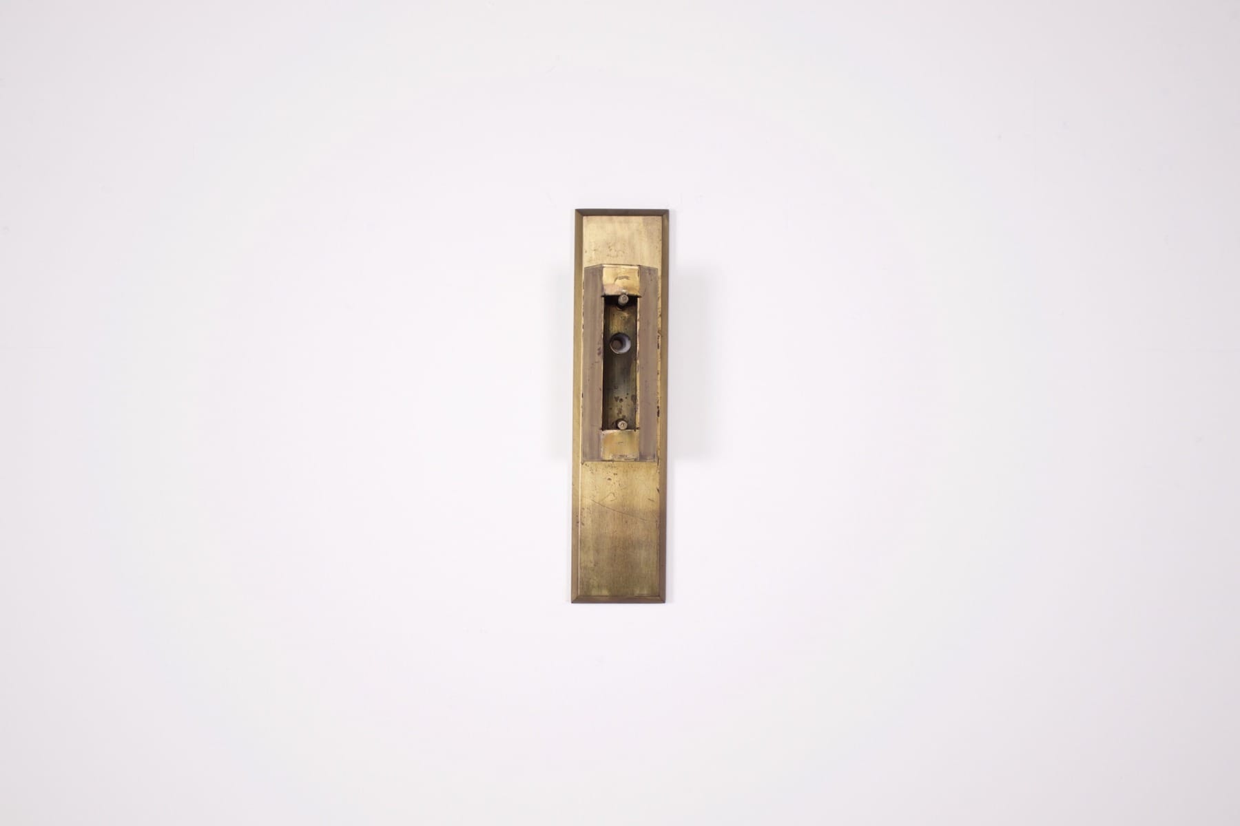 étape de montage intermédiaire du support mural de l'applique, vue de face.