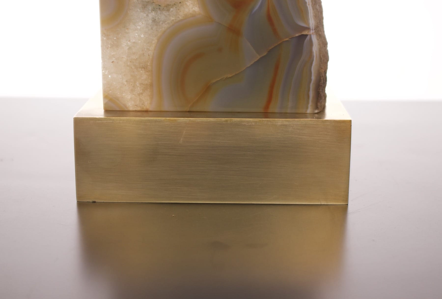 Le socle en laiton de la lampe de Willy Dora