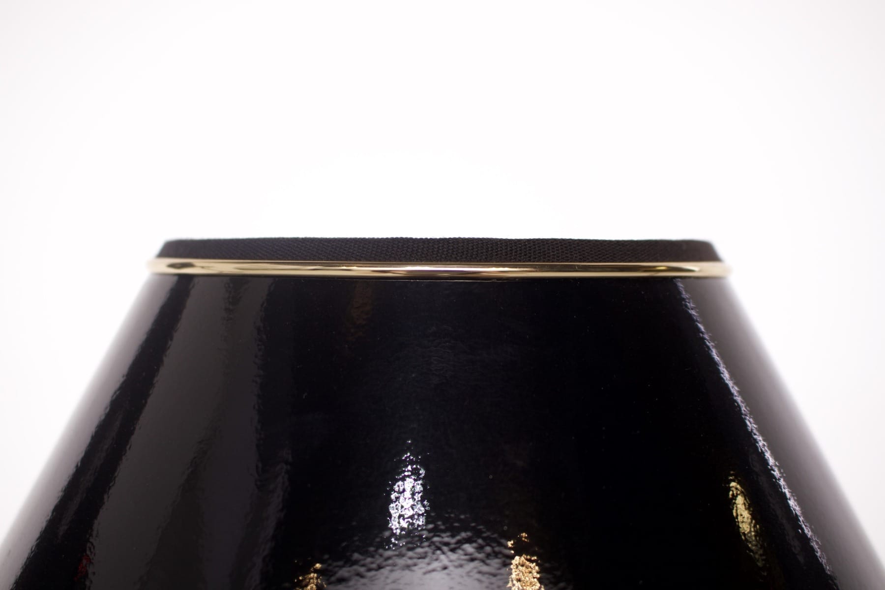 Détail de l'abat jour noir brillant de la lampe vintage Daro