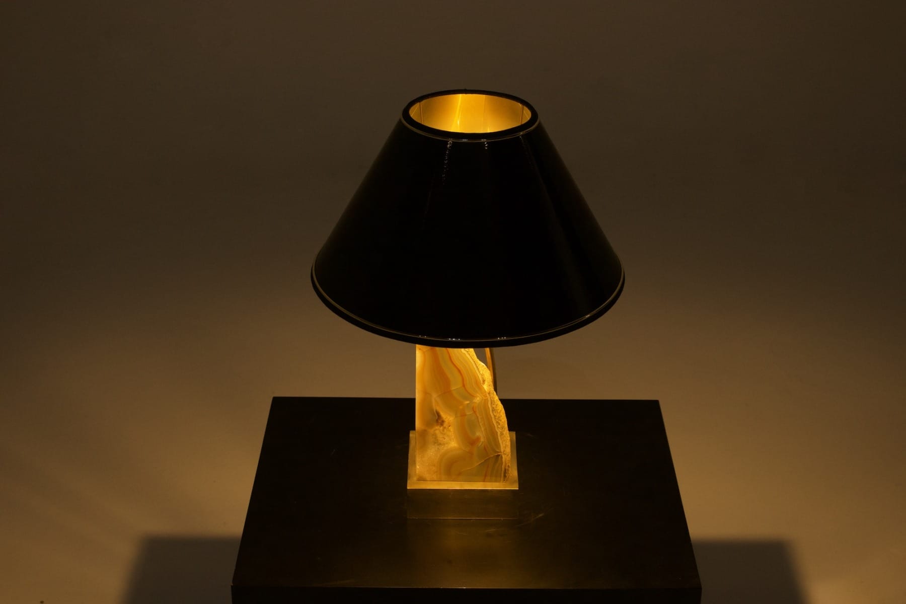 Lampe en laiton de Willy daro allumée avec une tranche d'agate