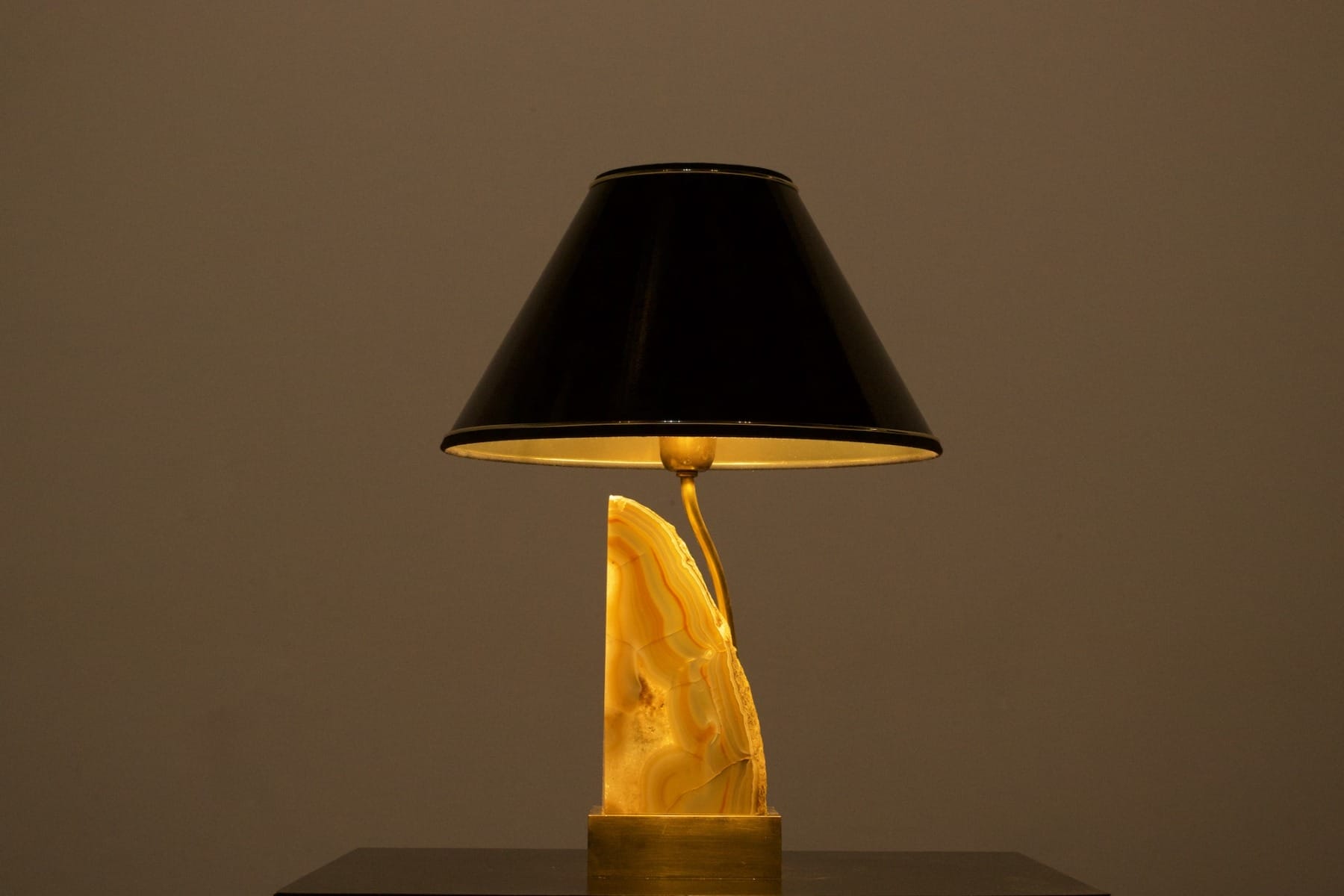 Lampe en laiton de Willy daro allumée avec une tranche d'agate vue de profil