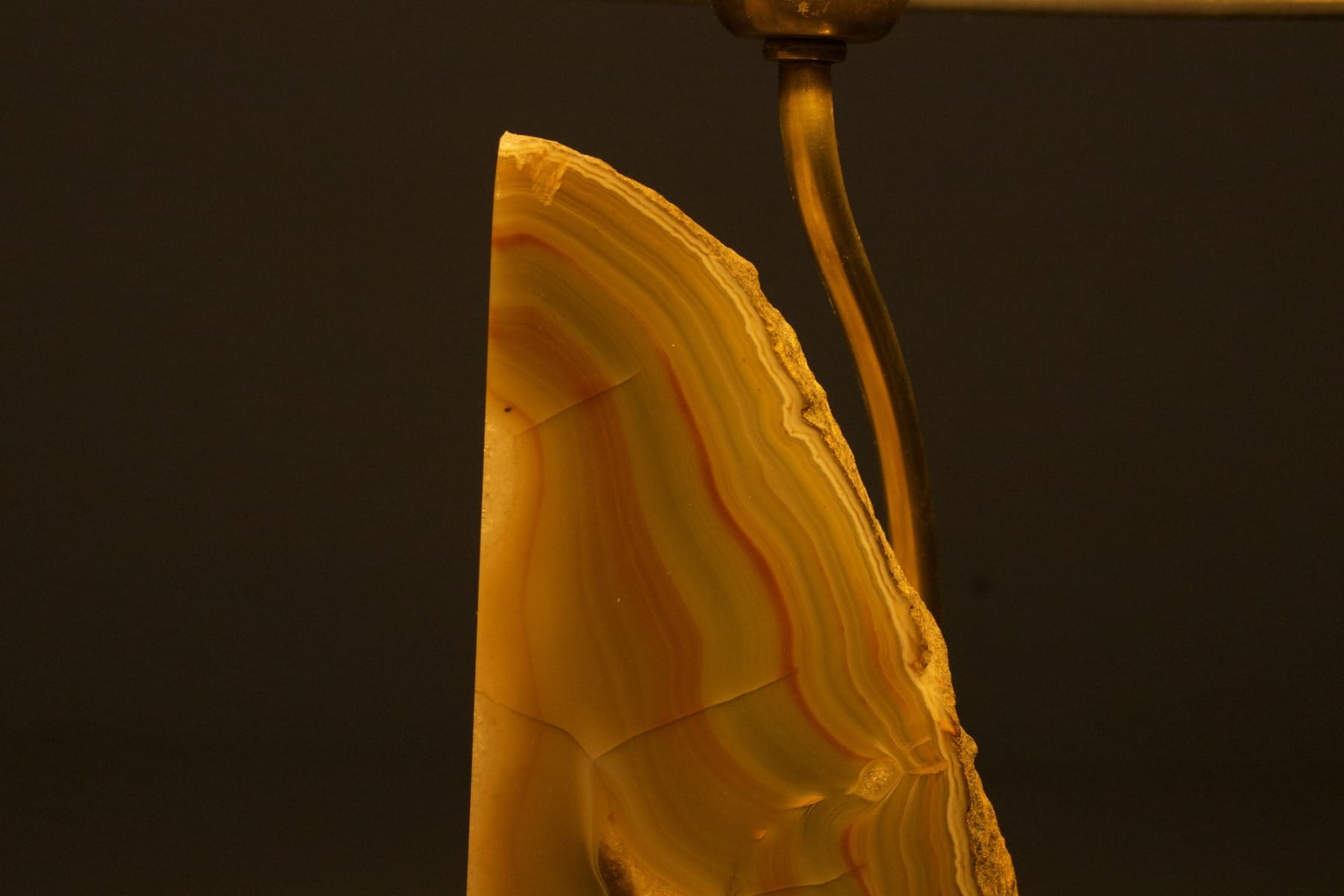 une tranche d'agate illuminée