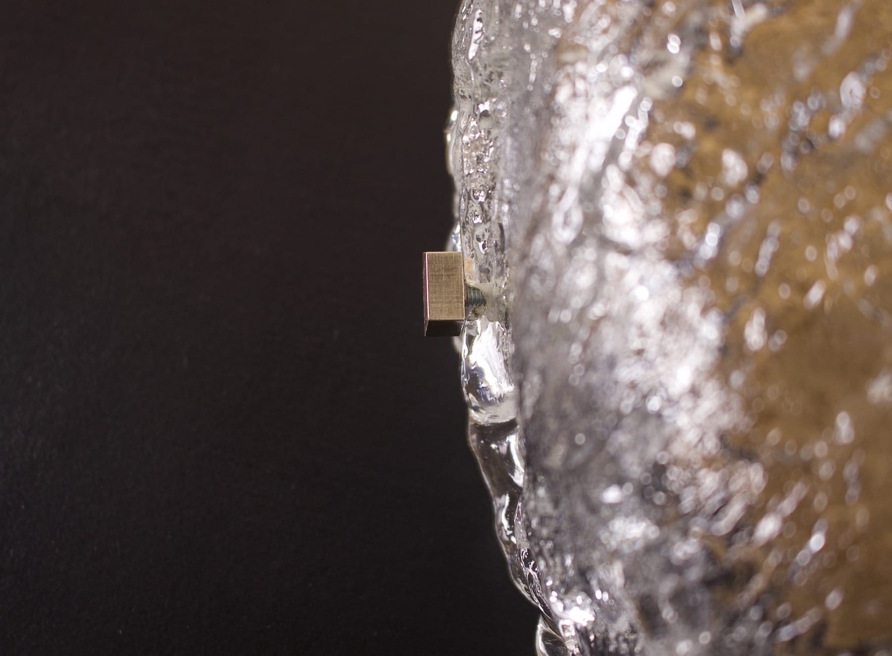 Un écrou du Plafonnier vintage Kalmar en laiton massif