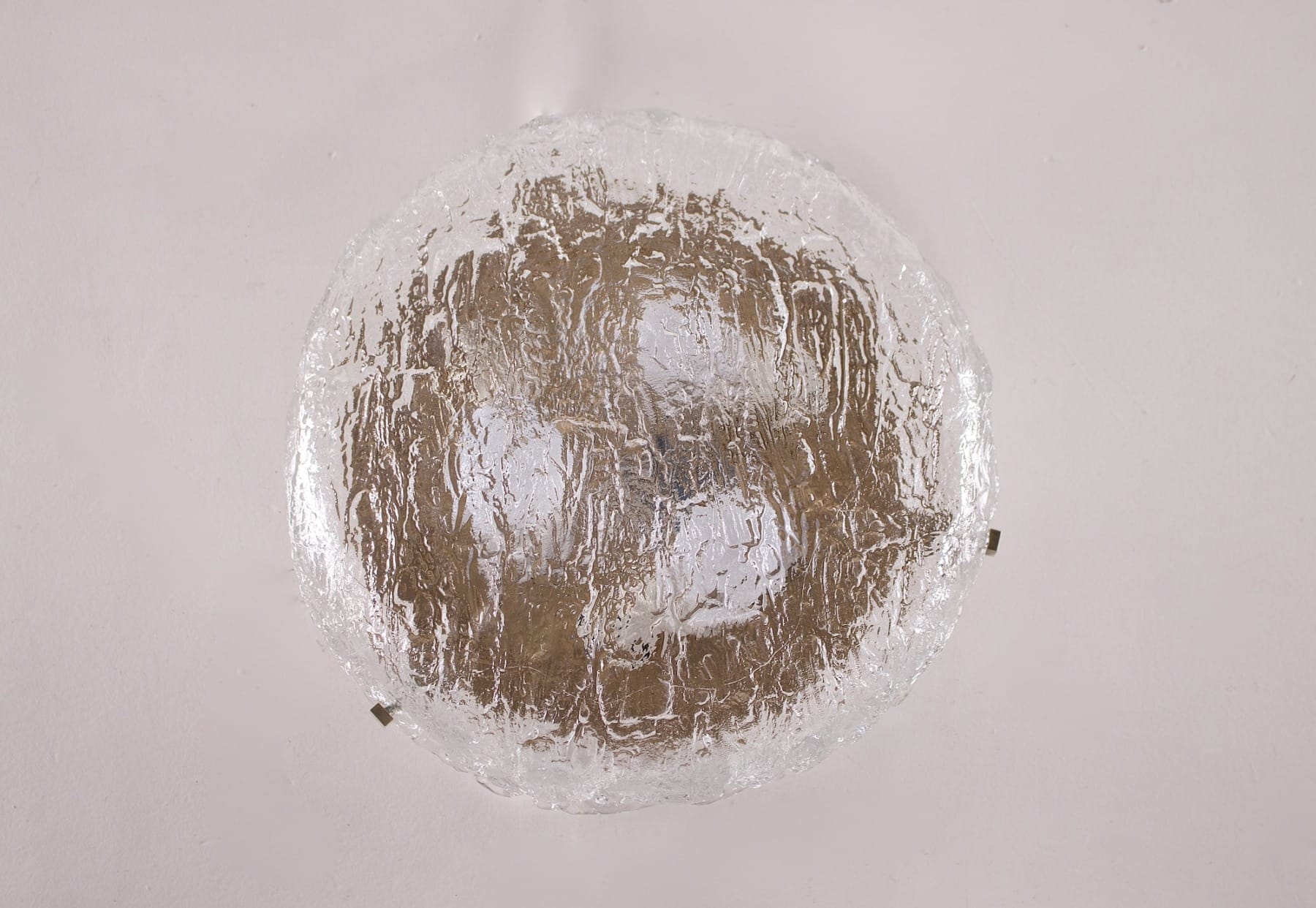 Plafonnier vintage à 3 ampooules avec son verre glacé éteint