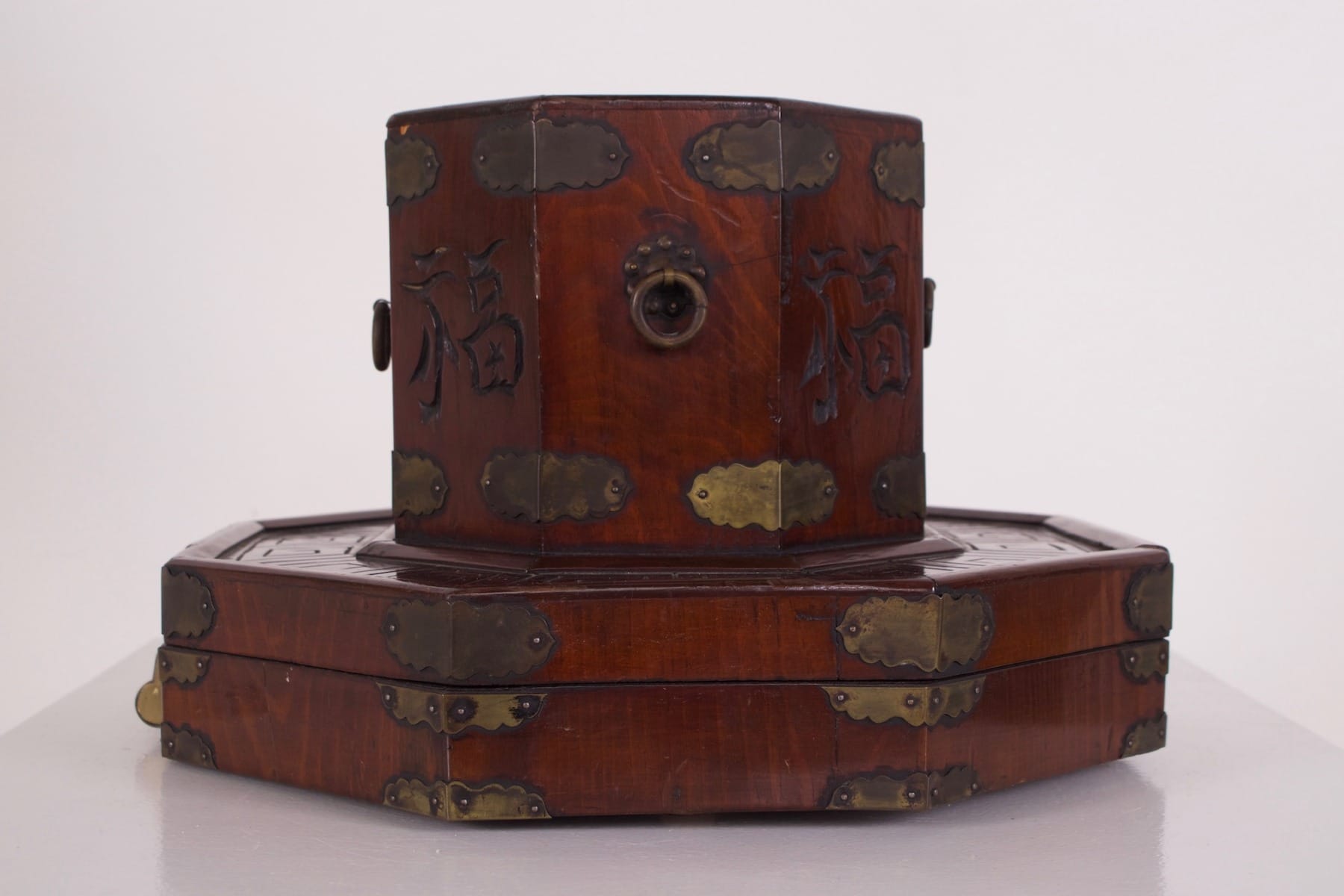 Un contenant en bois ancien aiartique pour les couvre-chef