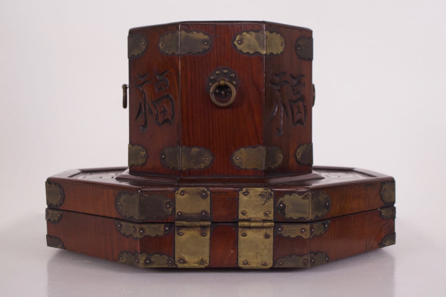 Ancienne boîte à chapeau coréenne vue de côté