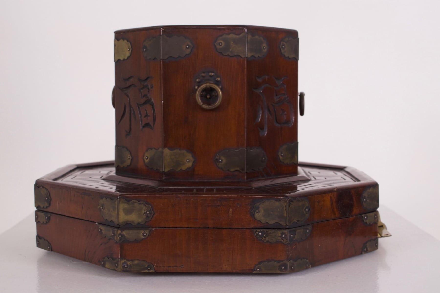 Boîte à chapeau de la collection de Claude de Marteau vue de profil