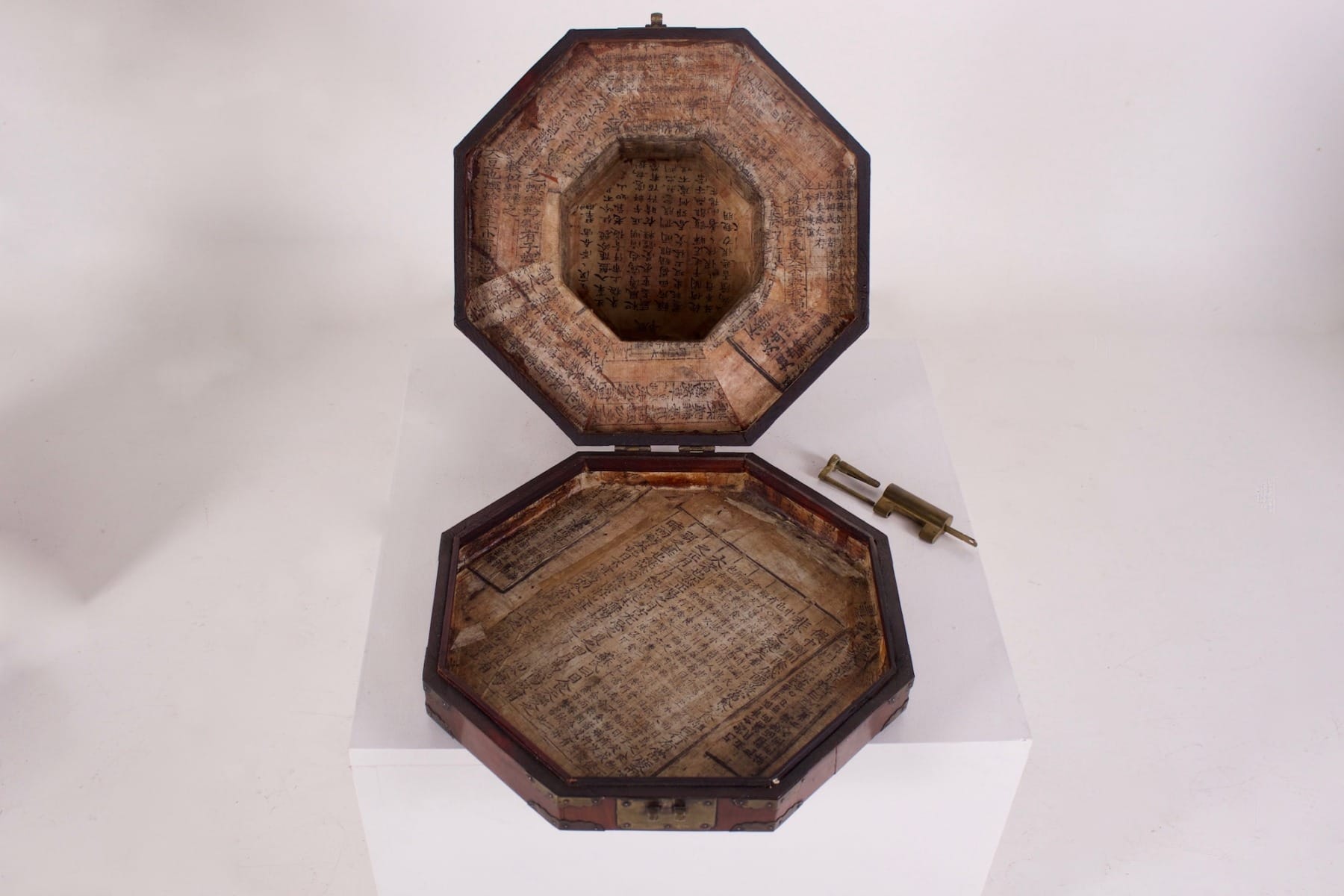 Une ancienne boîte à chapeau coréenne en bois ouverte de la collection de Claude de Marteau
