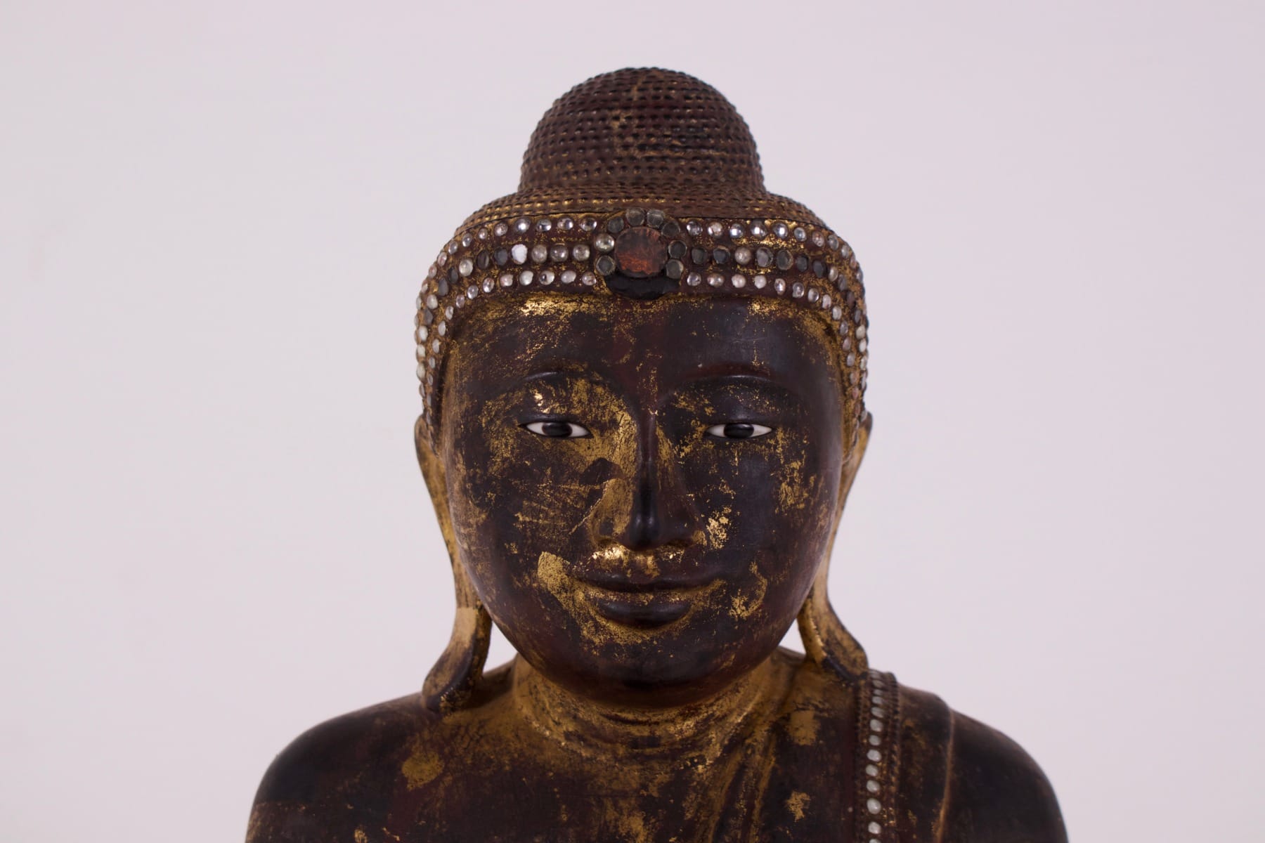 Visage d'un ancien bouddha birman en bois doré de a collection de Claude de Marteau