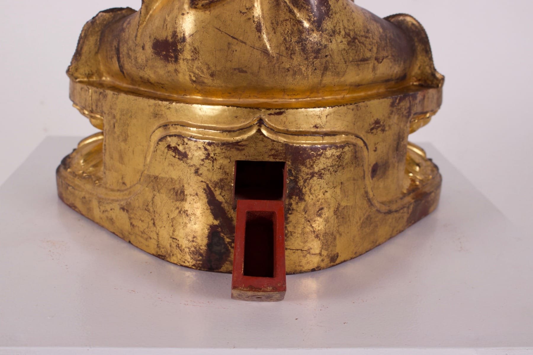 Gros plan sur une cavité logée à l'arrière d'une statue ancienne de bouddha birman