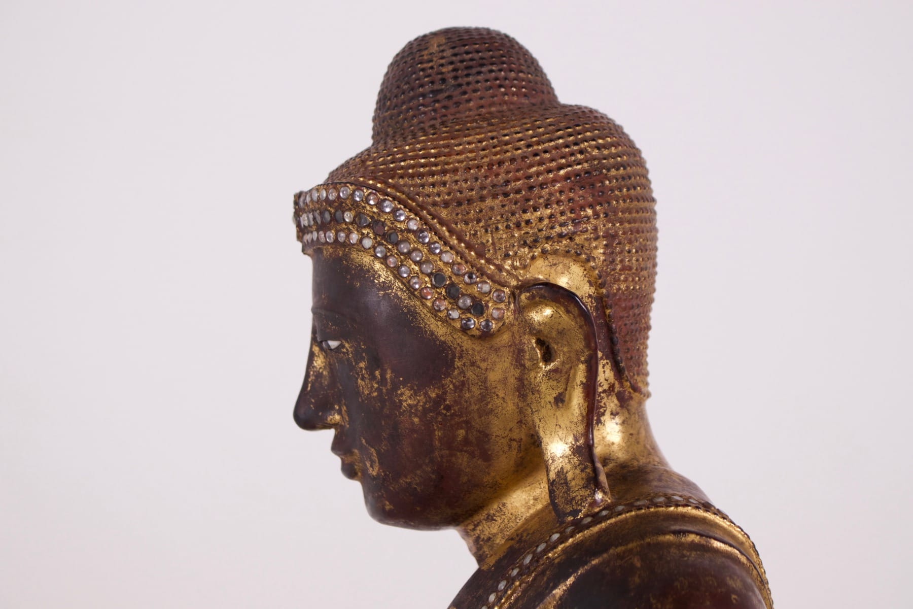 Visage de profil d'un authentique bouddha birman de la période Mandalay