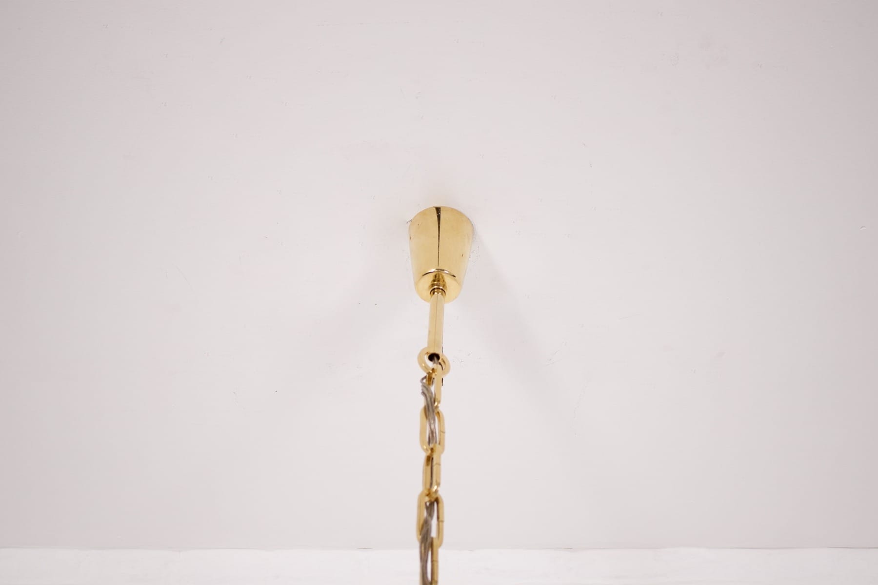 Détail de la rosace de plafond en laiton massif brillant