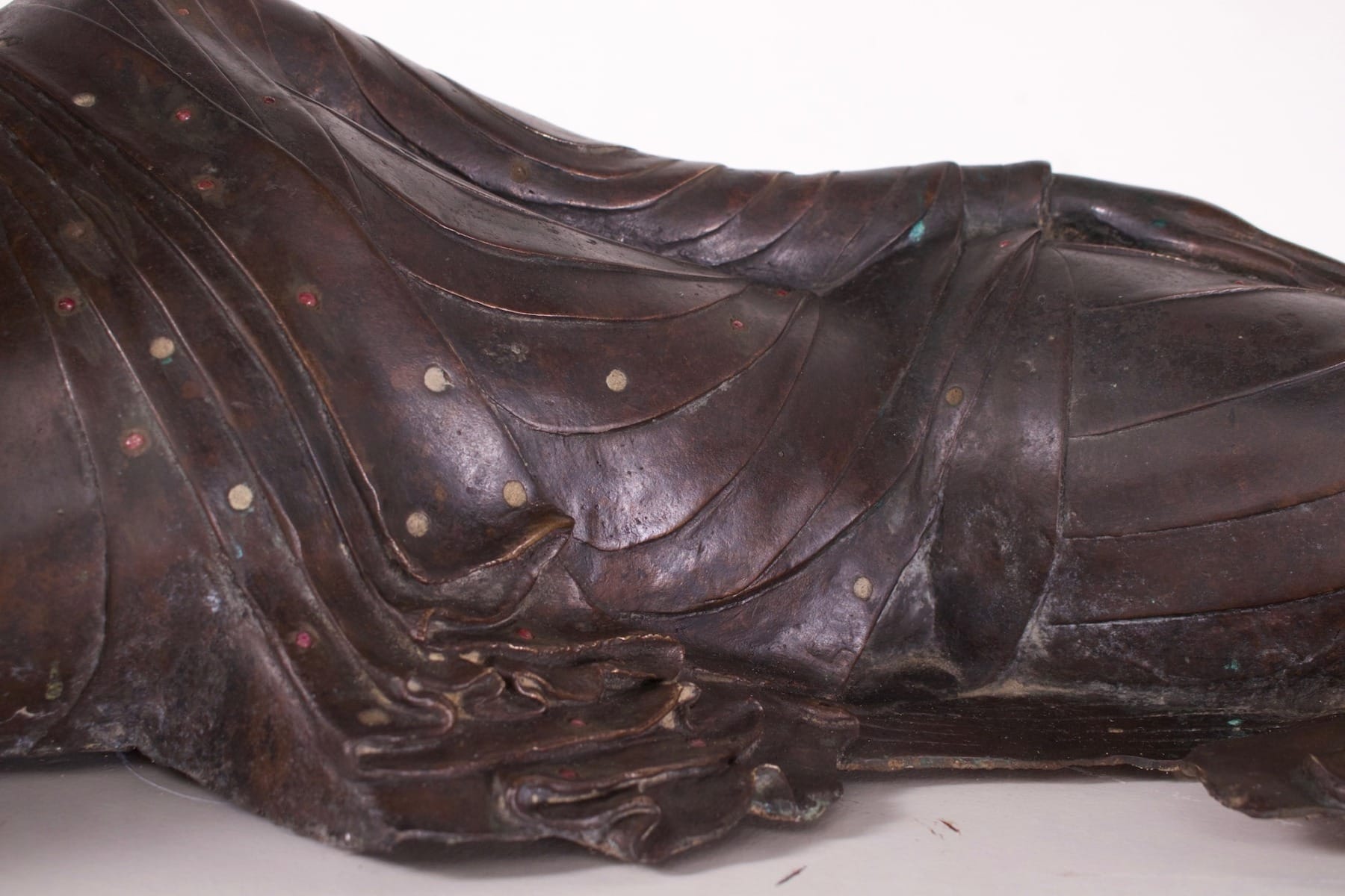 Le détail des plis du drapé en bronze