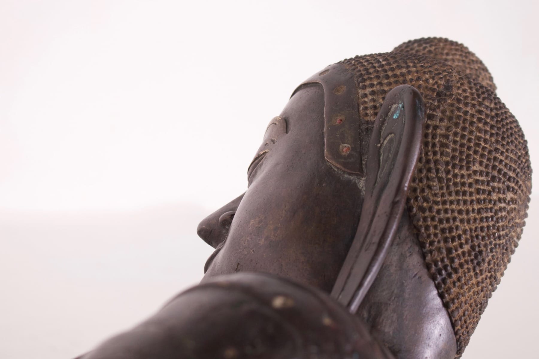 Détail d'incrustation de pierres dans le bronze du Bouddha ancien